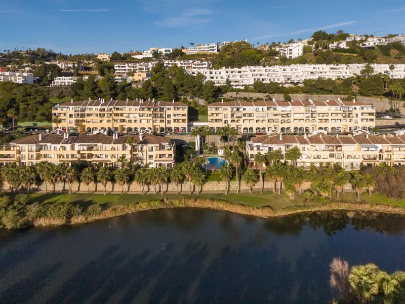 Apartment - Middle Floor Apartment в продаже в Benahavís, Málaga. В доме 3 спален и 2 ванных комнат. Площадь дома 174 м²