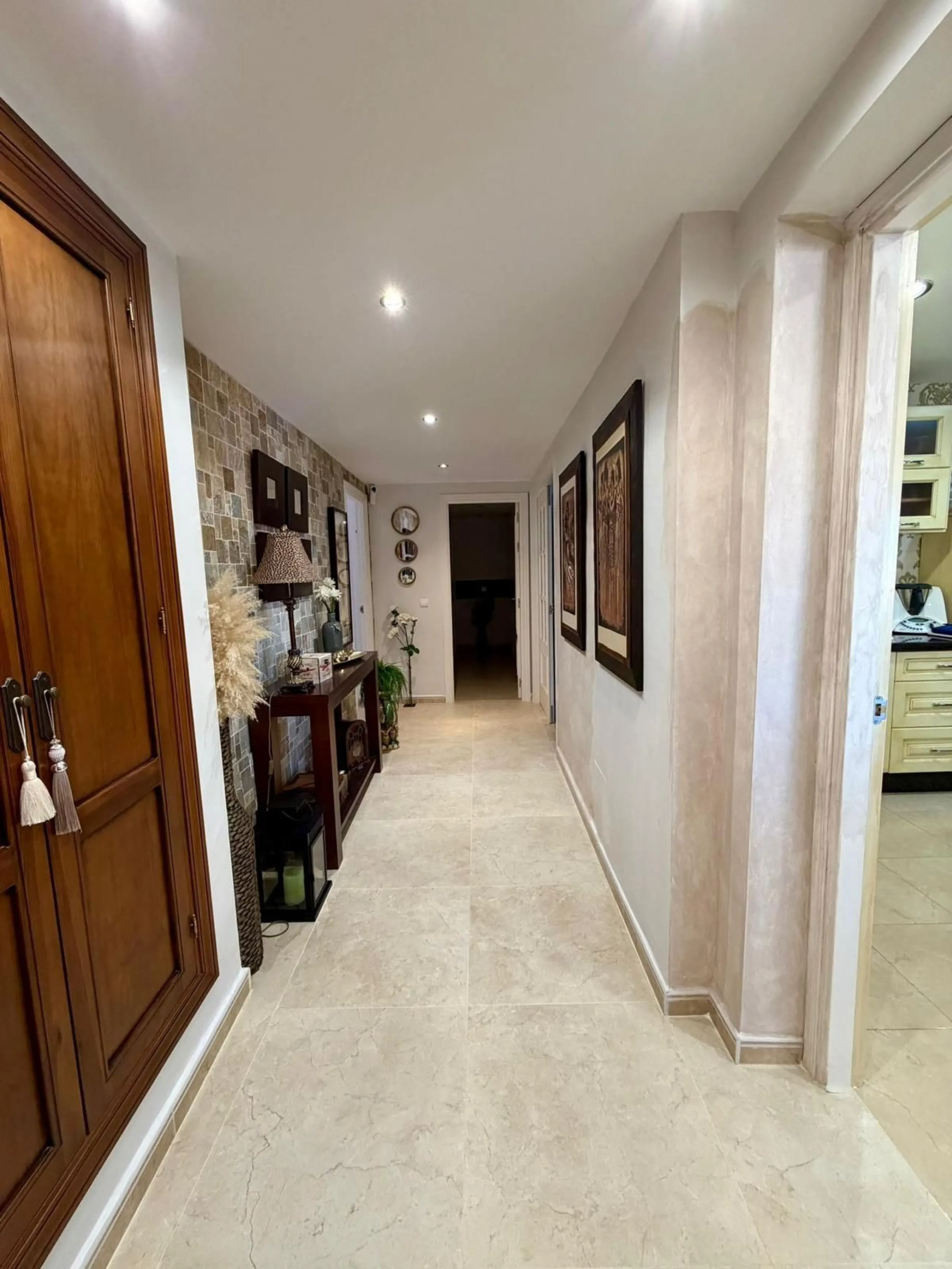 Spectacular penthouse for sale in Estepona, located in the sought-after area of Sierra Estepona, a unique property that stands out for its spacious layout, brightness and excellent condition.