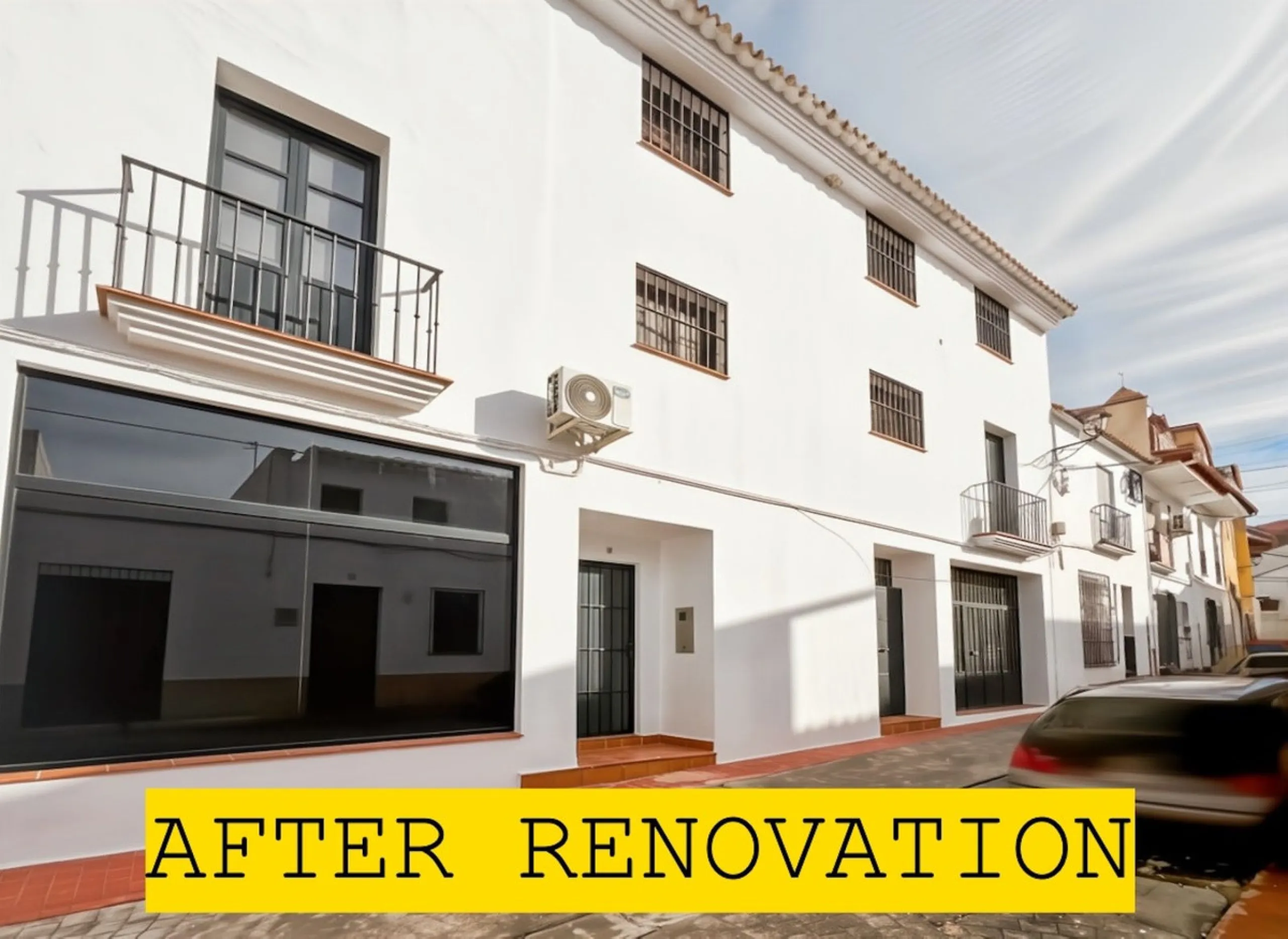 We are pleased to present this unique investment opportunity in the heart of Riogordo (Málaga): a substantial village house with a total built area of 381 m², distributed over three floors on a 323 m² urban residential plot. Constructed in 2005 and legall
