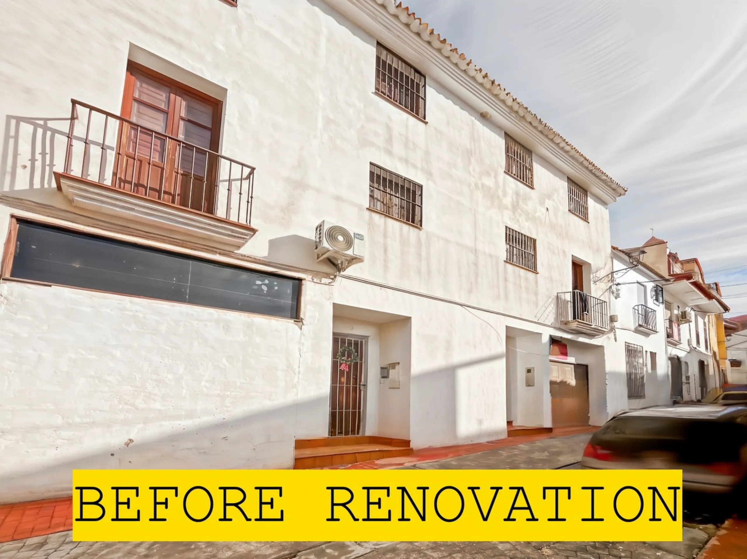 We are pleased to present this unique investment opportunity in the heart of Riogordo (Málaga): a substantial village house with a total built area of 381 m², distributed over three floors on a 323 m² urban residential plot. Constructed in 2005 and legall