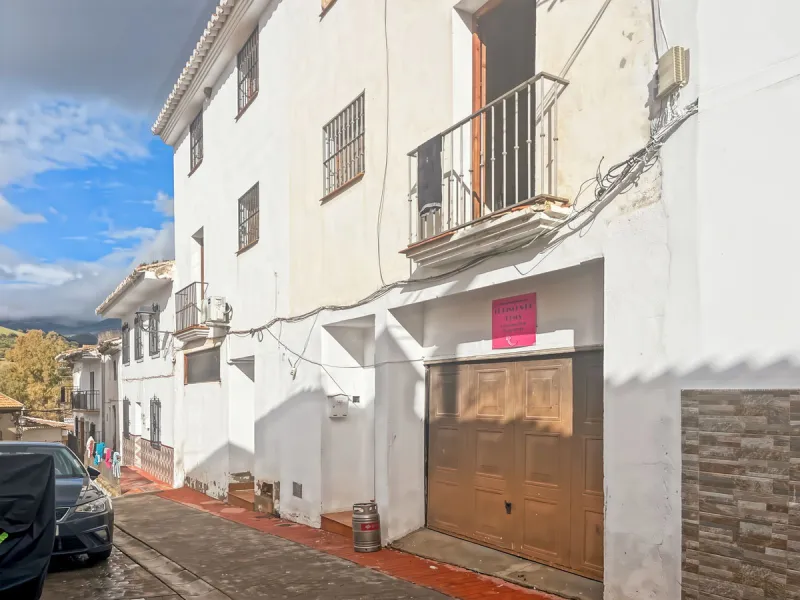 We are pleased to present this unique investment opportunity in the heart of Riogordo (Málaga): a substantial village house with a total built area of 381 m², distributed over three floors on a 323 m² urban residential plot. Constructed in 2005 and legall