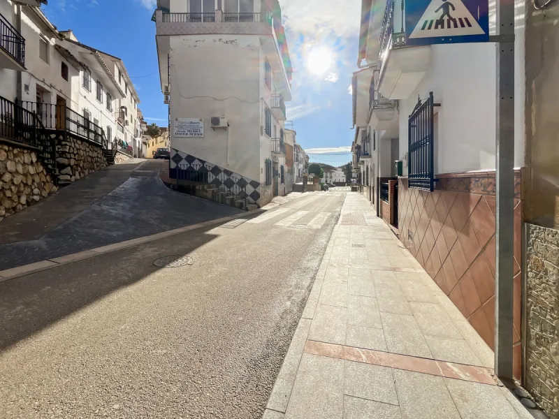 We are pleased to present this unique investment opportunity in the heart of Riogordo (Málaga): a substantial village house with a total built area of 381 m², distributed over three floors on a 323 m² urban residential plot. Constructed in 2005 and legall