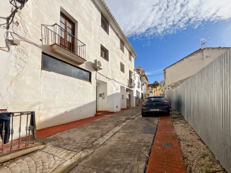 We are pleased to present this unique investment opportunity in the heart of Riogordo (Málaga): a substantial village house with a total built area of 381 m², distributed over three floors on a 323 m² urban residential plot. Constructed in 2005 and legall
