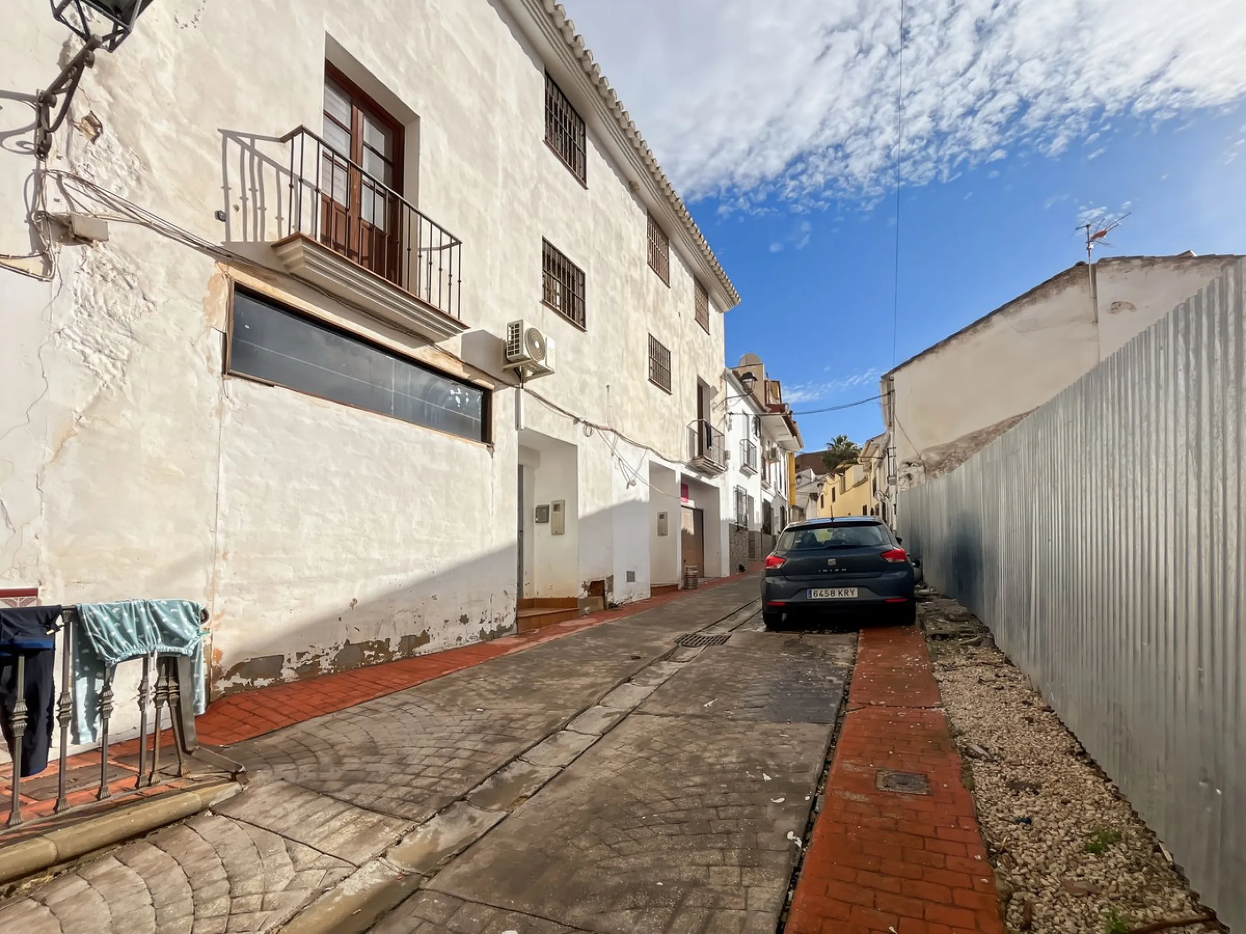 We are pleased to present this unique investment opportunity in the heart of Riogordo (Málaga): a substantial village house with a total built area of 381 m², distributed over three floors on a 323 m² urban residential plot. Constructed in 2005 and legall