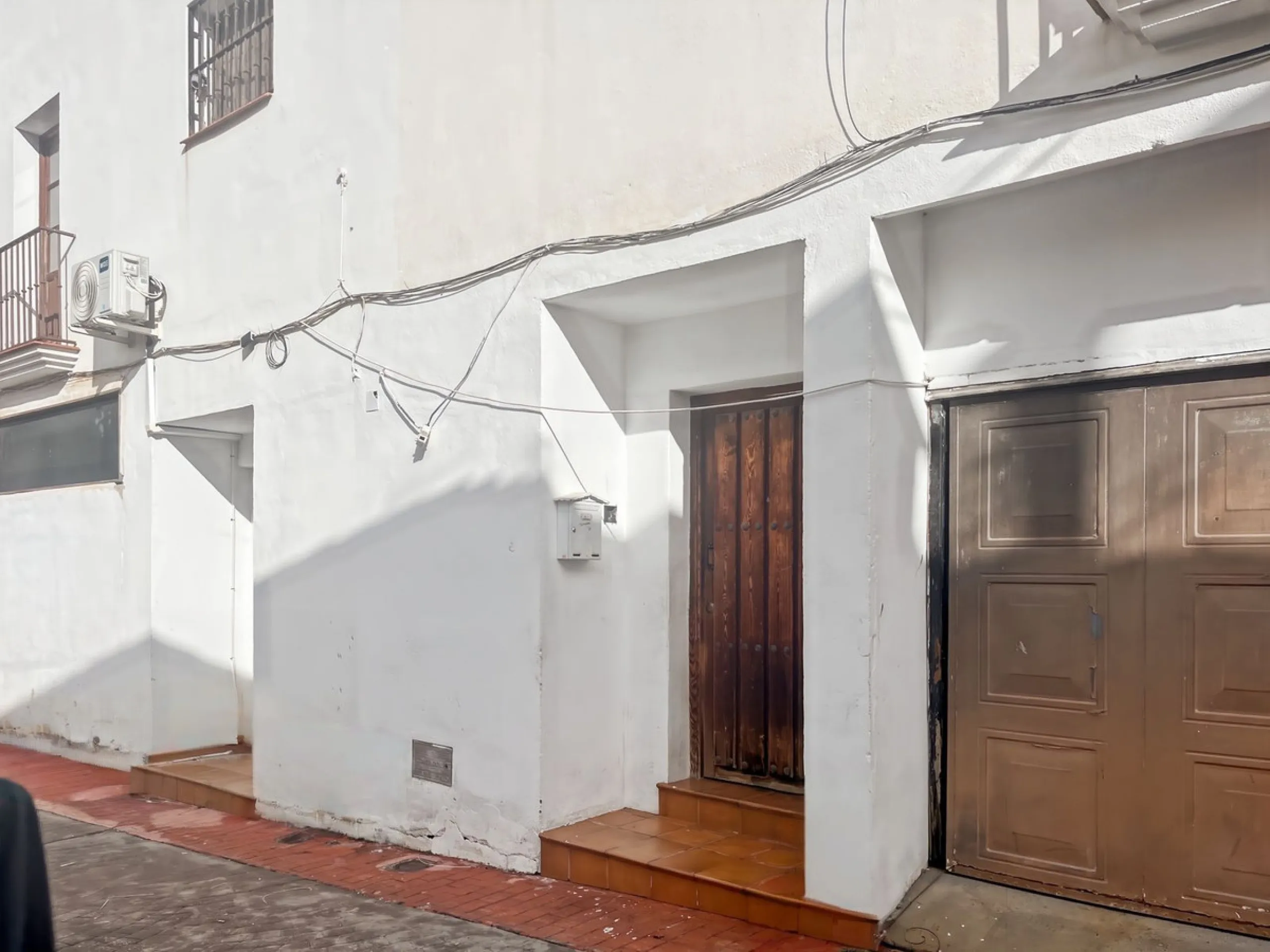 We are pleased to present this unique investment opportunity in the heart of Riogordo (Málaga): a substantial village house with a total built area of 381 m², distributed over three floors on a 323 m² urban residential plot. Constructed in 2005 and legall