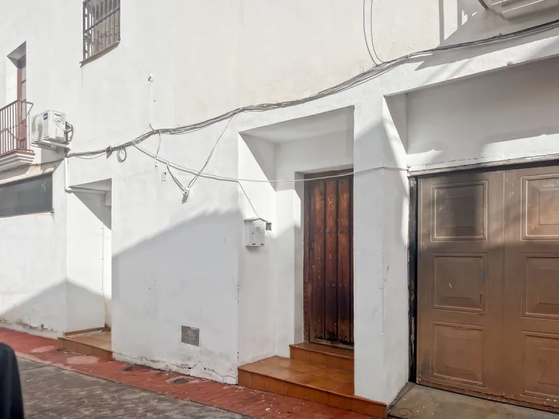 We are pleased to present this unique investment opportunity in the heart of Riogordo (Málaga): a substantial village house with a total built area of 381 m², distributed over three floors on a 323 m² urban residential plot. Constructed in 2005 and legall