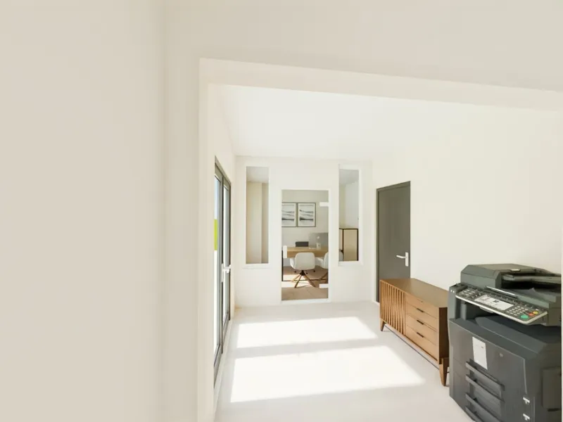 We are pleased to present this unique investment opportunity in the heart of Riogordo (Málaga): a substantial village house with a total built area of 381 m², distributed over three floors on a 323 m² urban residential plot. Constructed in 2005 and legall