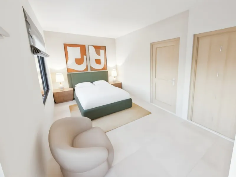 We are pleased to present this unique investment opportunity in the heart of Riogordo (Málaga): a substantial village house with a total built area of 381 m², distributed over three floors on a 323 m² urban residential plot. Constructed in 2005 and legall