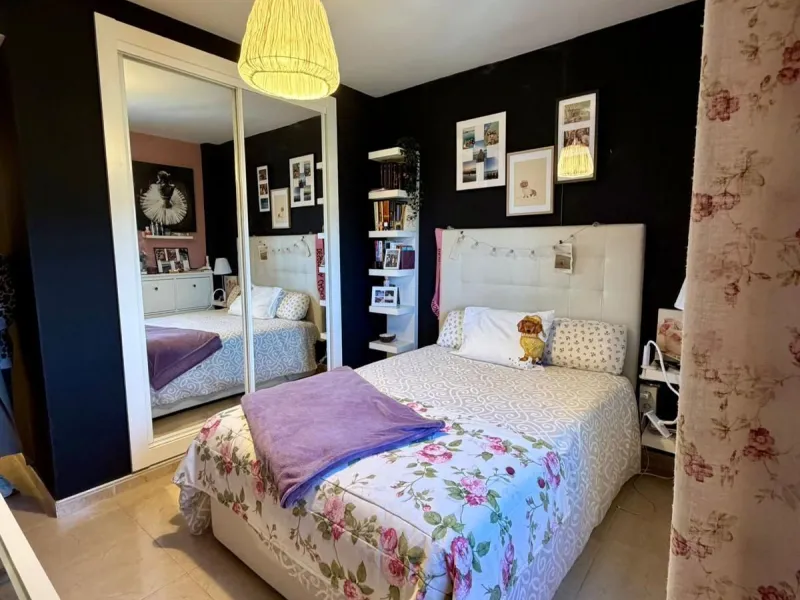 Spectacular penthouse for sale in Estepona, located in the sought-after area of Sierra Estepona, a unique property that stands out for its spacious layout, brightness and excellent condition.