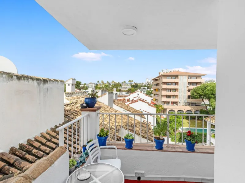 Discover this beautifully renovated two-bedroom apartment, where modern comfort blends seamlessly with timeless Mediterranean charm, set in one of Nueva Andalucía's most sought-after locations.