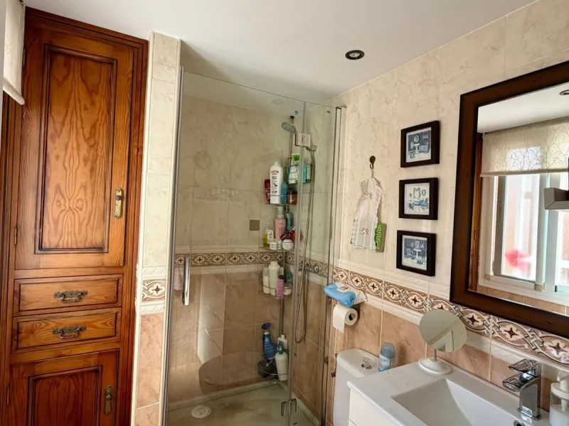 Spectacular penthouse for sale in Estepona, located in the sought-after area of Sierra Estepona, a unique property that stands out for its spacious layout, brightness and excellent condition.