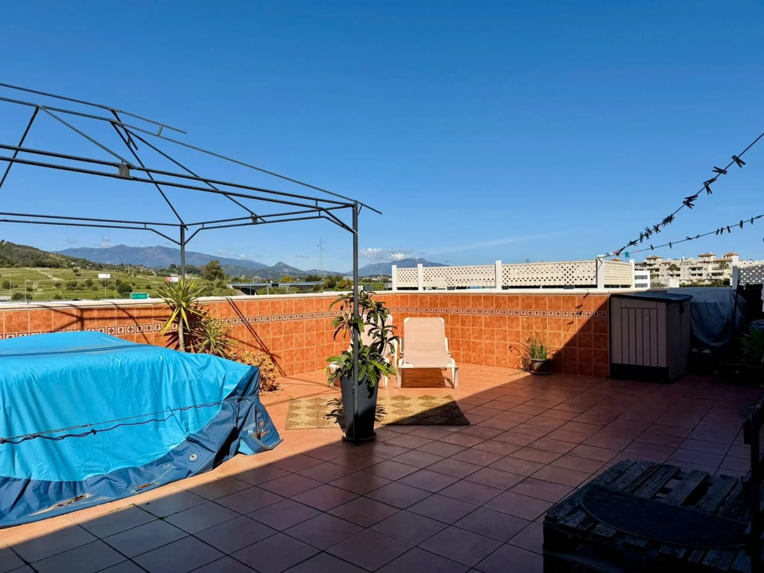 Spectacular penthouse for sale in Estepona, located in the sought-after area of Sierra Estepona, a unique property that stands out for its spacious layout, brightness and excellent condition.