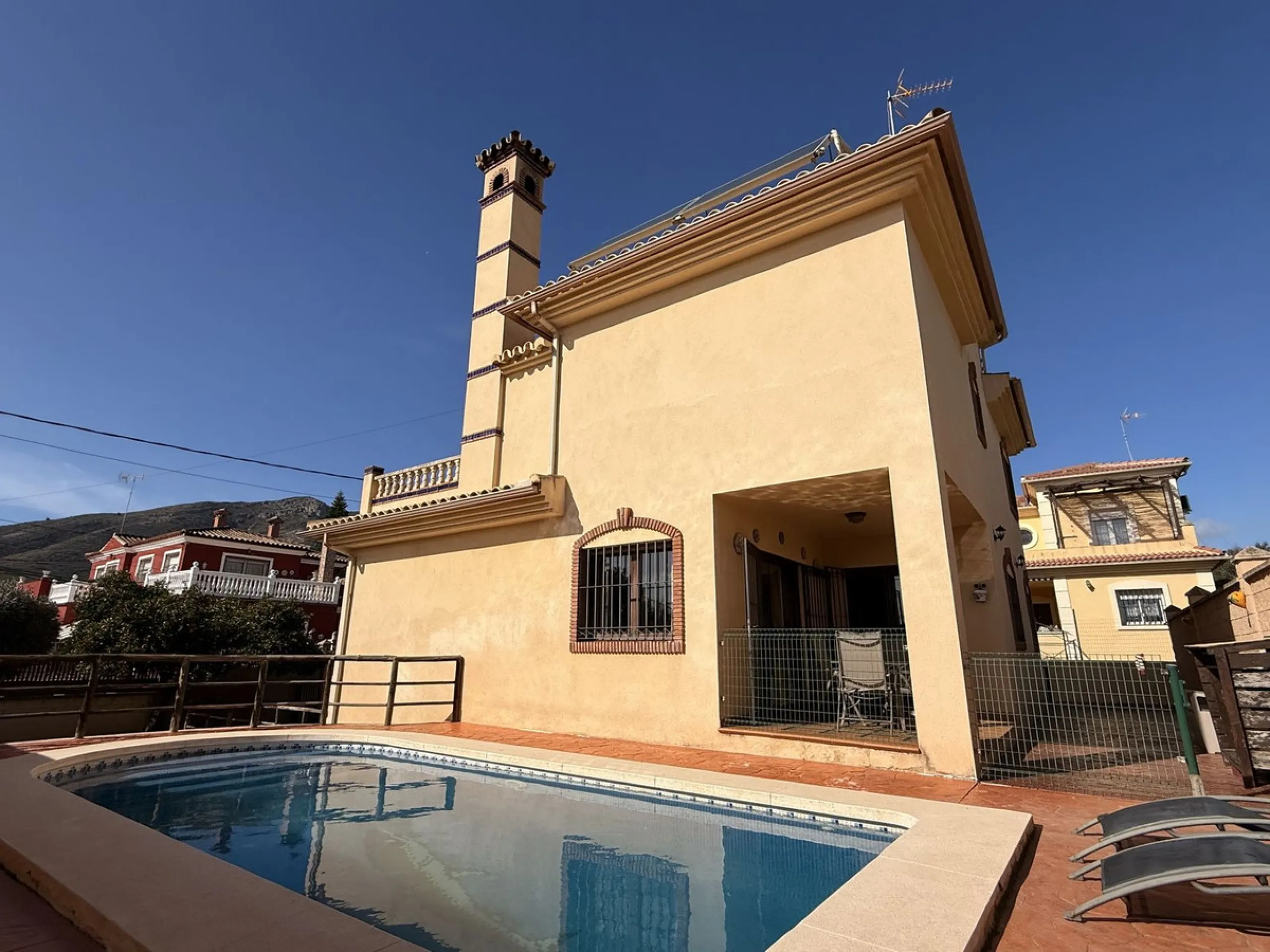 This beautiful independent house offers 4 spacious bedrooms and 3 bathrooms, set on a private plot with its own swimming pool, big garage, combining comfort, privacy, and excellent location.