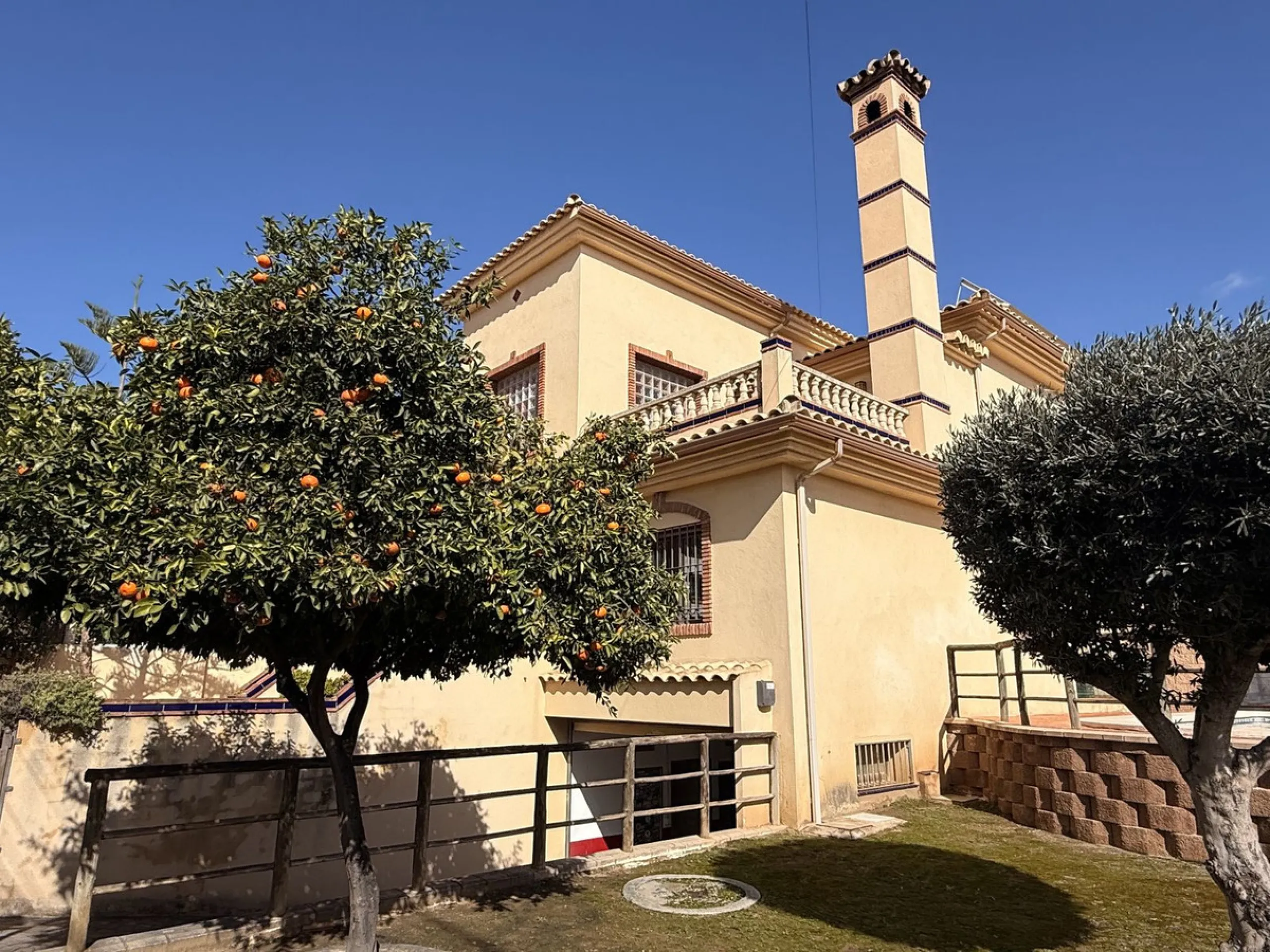 This beautiful independent house offers 4 spacious bedrooms and 3 bathrooms, set on a private plot with its own swimming pool, big garage, combining comfort, privacy, and excellent location.