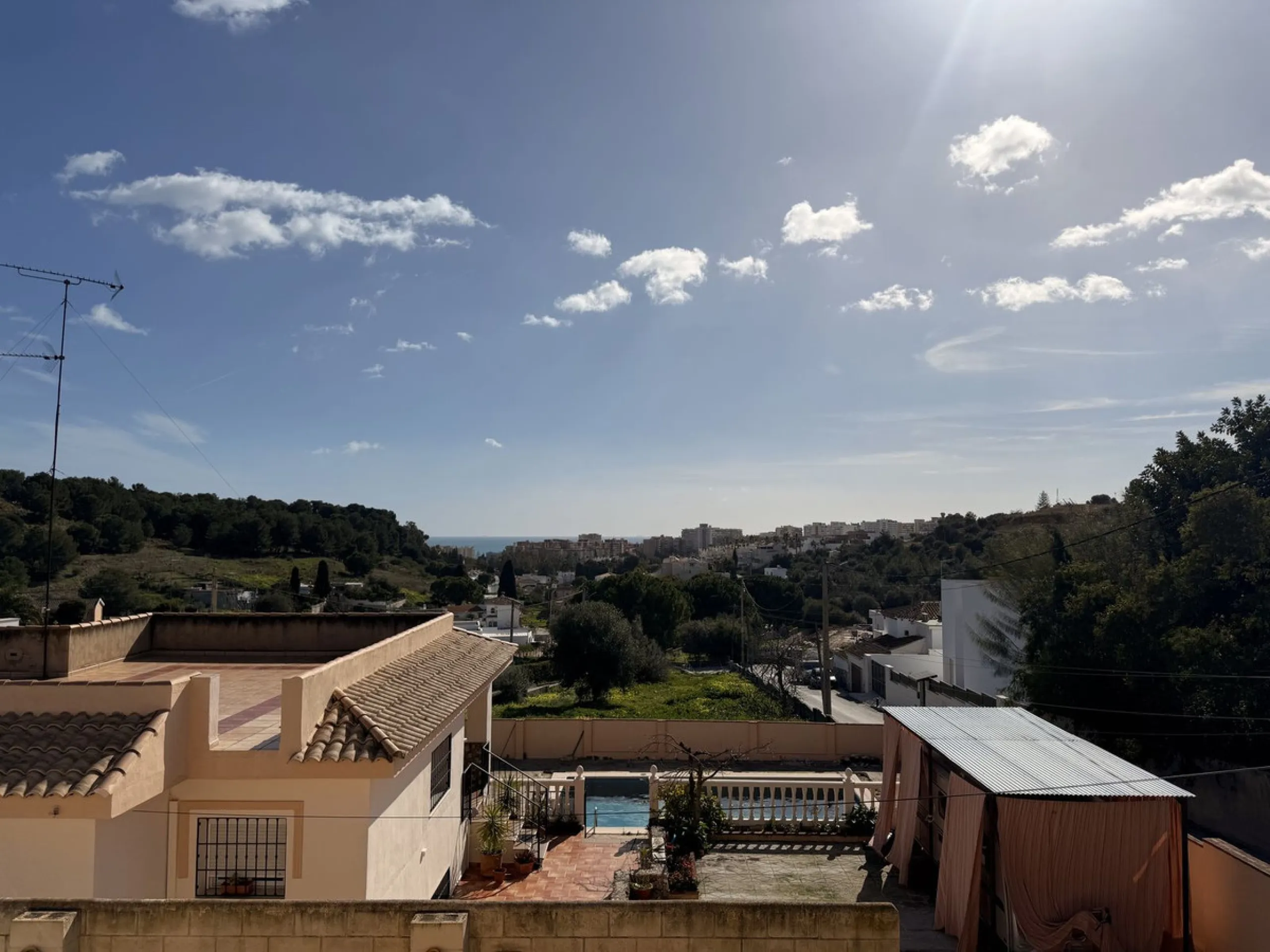 This beautiful independent house offers 4 spacious bedrooms and 3 bathrooms, set on a private plot with its own swimming pool, big garage, combining comfort, privacy, and excellent location.