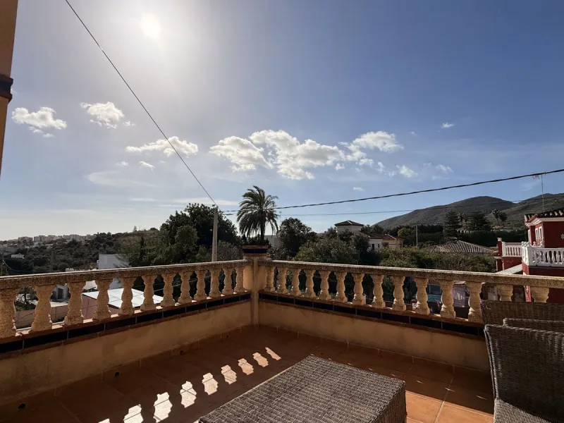 This beautiful independent house offers 4 spacious bedrooms and 3 bathrooms, set on a private plot with its own swimming pool, big garage, combining comfort, privacy, and excellent location.