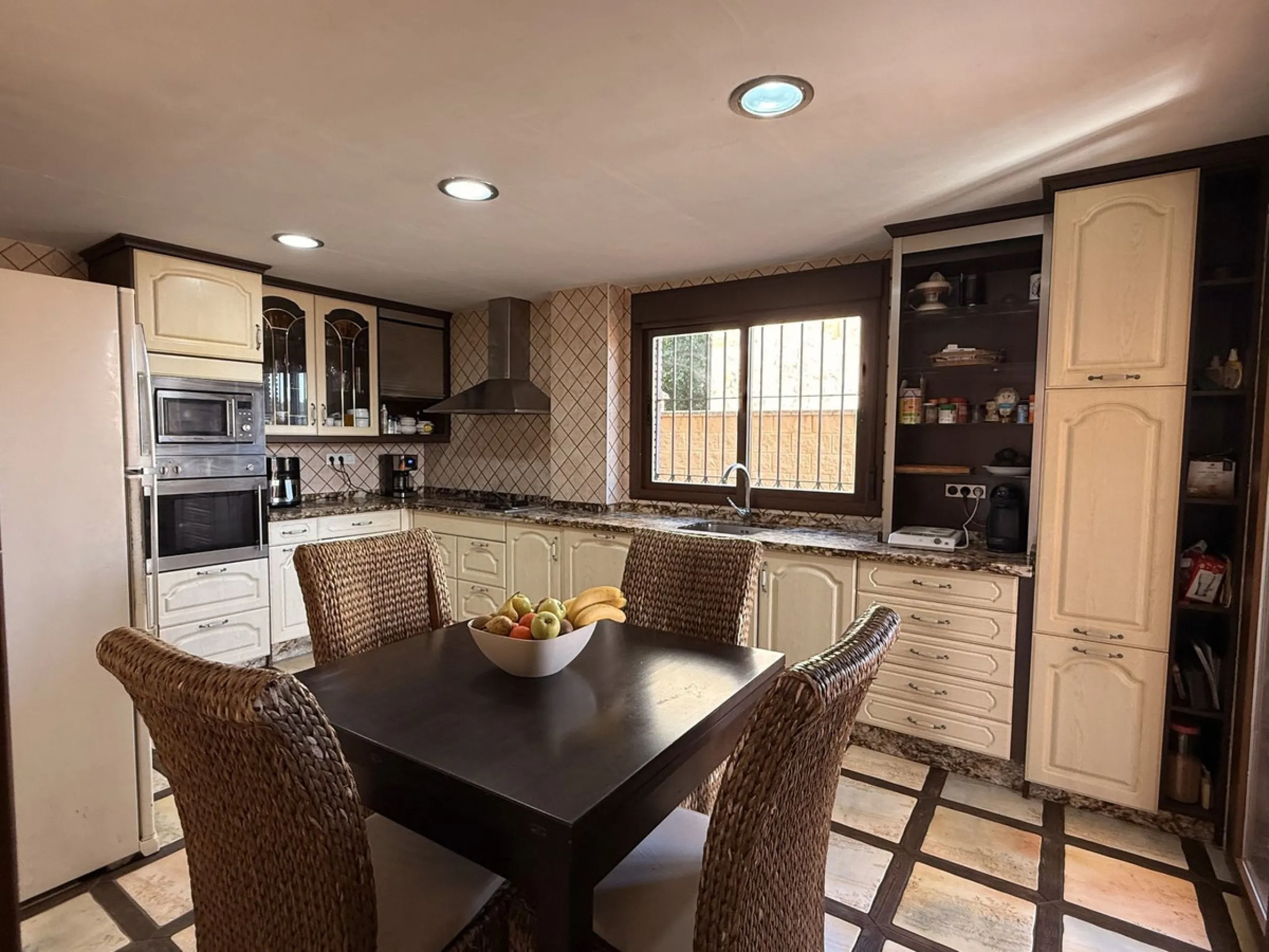 This beautiful independent house offers 4 spacious bedrooms and 3 bathrooms, set on a private plot with its own swimming pool, big garage, combining comfort, privacy, and excellent location.