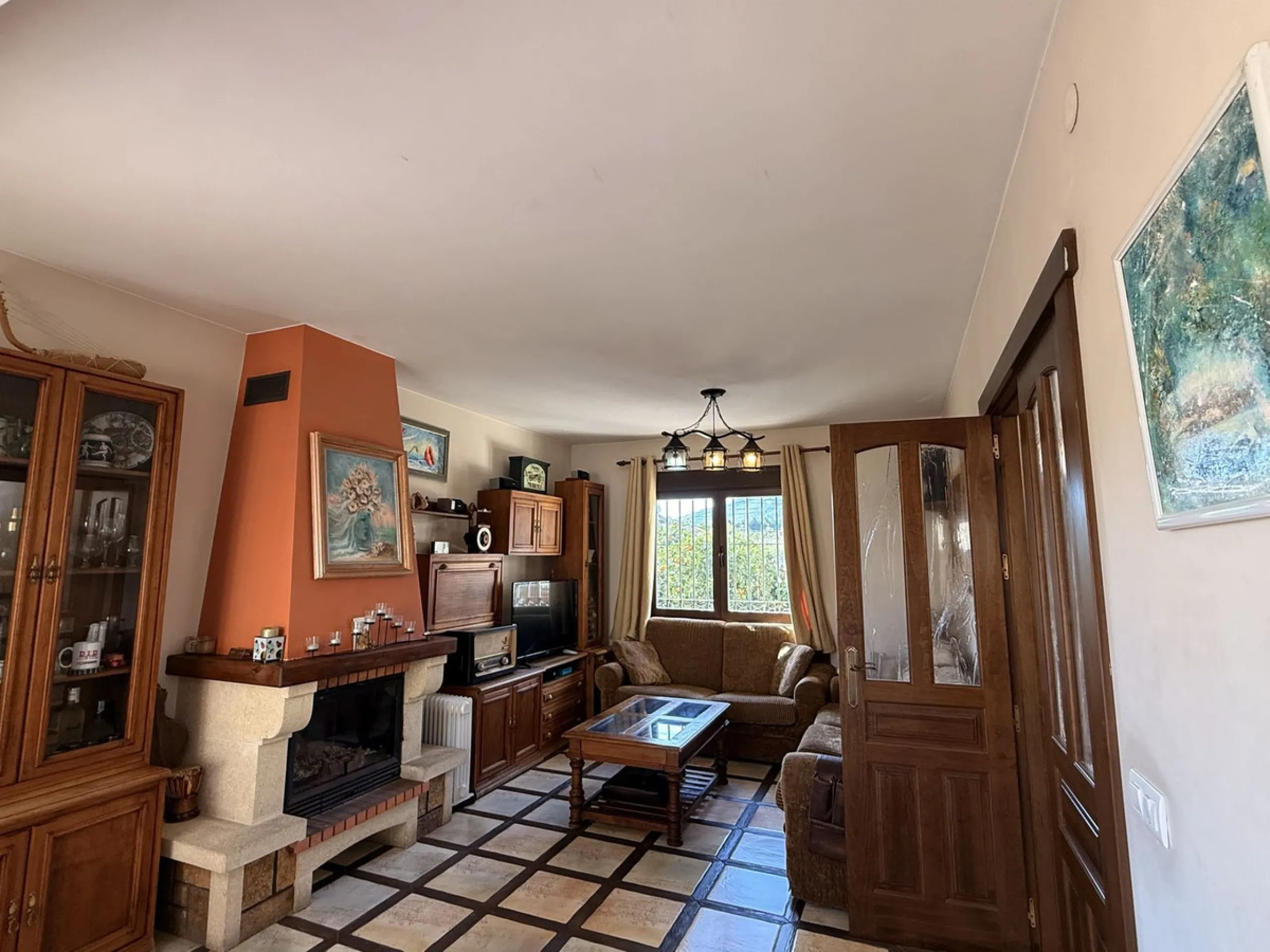 This beautiful independent house offers 4 spacious bedrooms and 3 bathrooms, set on a private plot with its own swimming pool, big garage, combining comfort, privacy, and excellent location.