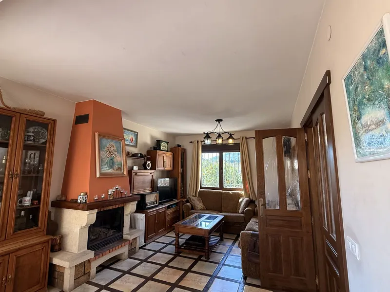 This beautiful independent house offers 4 spacious bedrooms and 3 bathrooms, set on a private plot with its own swimming pool, big garage, combining comfort, privacy, and excellent location.