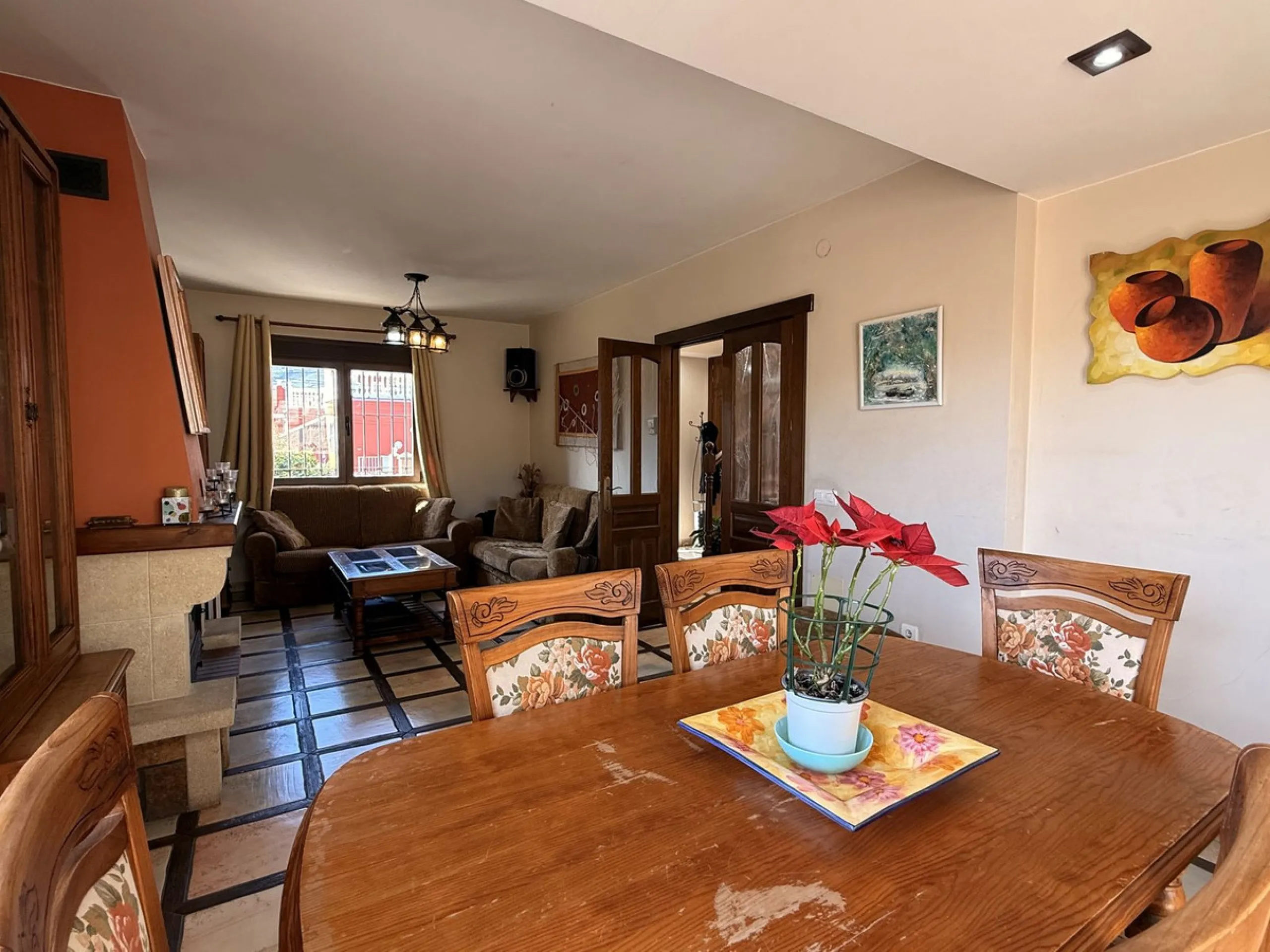 This beautiful independent house offers 4 spacious bedrooms and 3 bathrooms, set on a private plot with its own swimming pool, big garage, combining comfort, privacy, and excellent location.