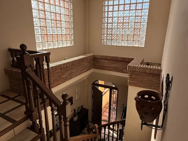 This beautiful independent house offers 4 spacious bedrooms and 3 bathrooms, set on a private plot with its own swimming pool, big garage, combining comfort, privacy, and excellent location.