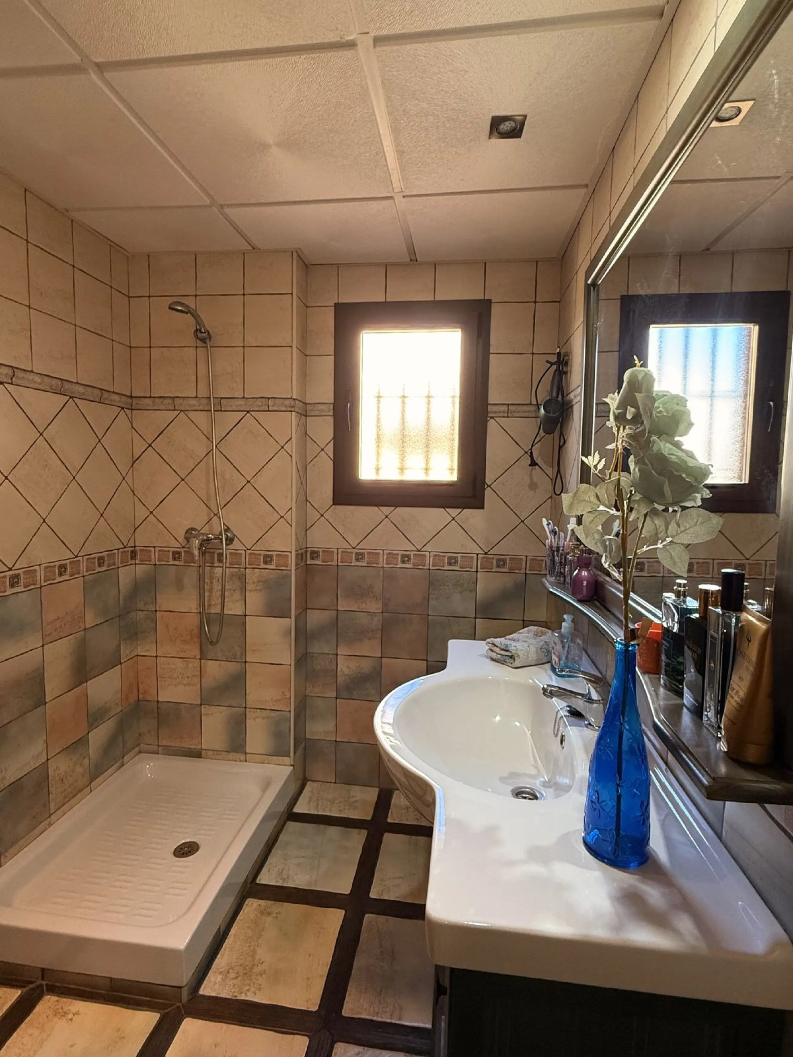 This beautiful independent house offers 4 spacious bedrooms and 3 bathrooms, set on a private plot with its own swimming pool, big garage, combining comfort, privacy, and excellent location.