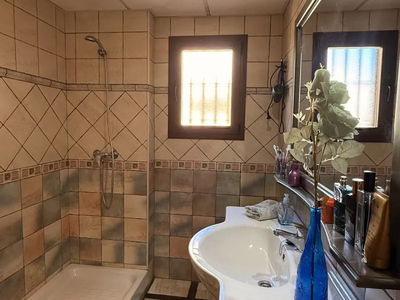 This beautiful independent house offers 4 spacious bedrooms and 3 bathrooms, set on a private plot with its own swimming pool, big garage, combining comfort, privacy, and excellent location.