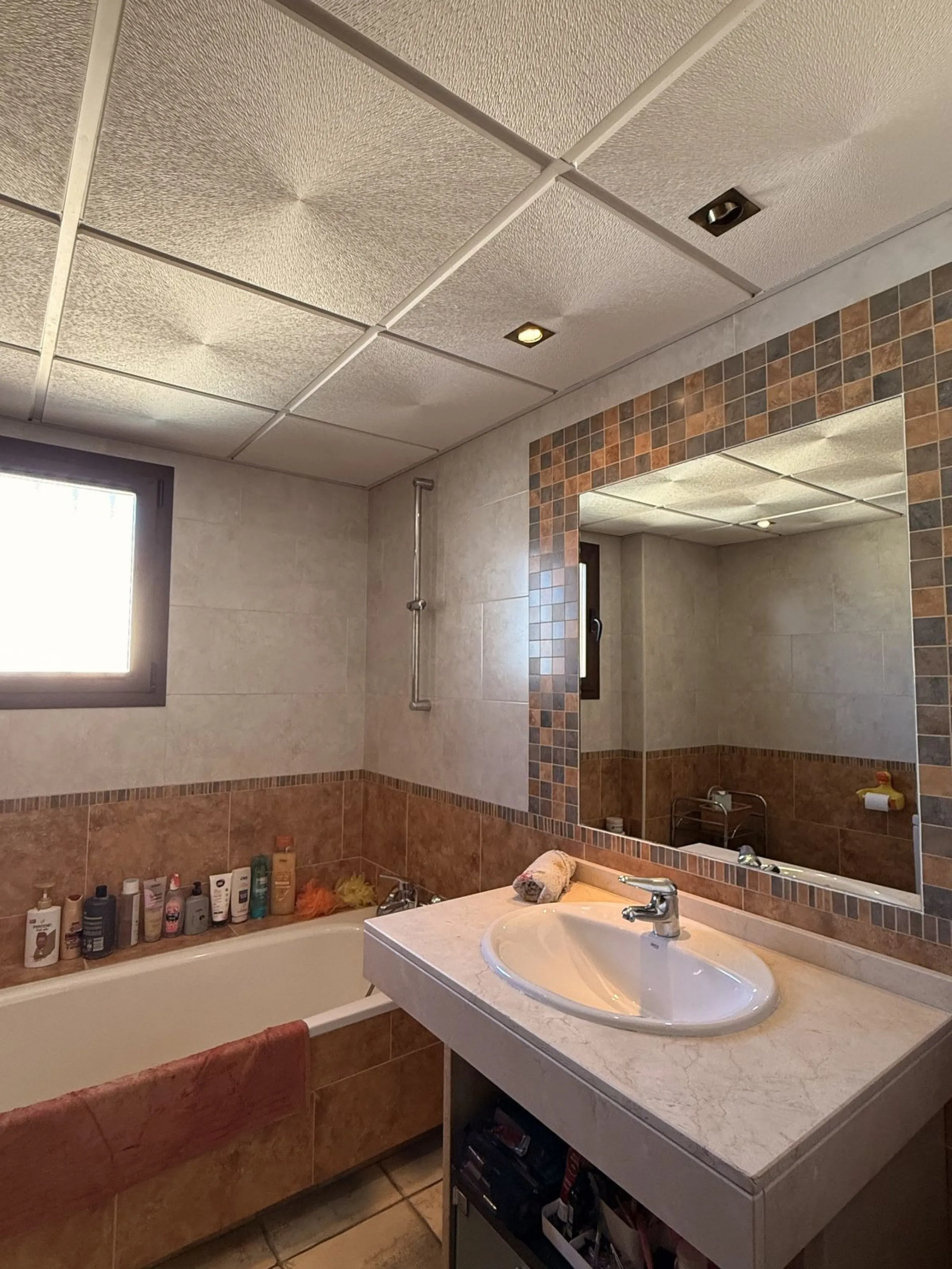 This beautiful independent house offers 4 spacious bedrooms and 3 bathrooms, set on a private plot with its own swimming pool, big garage, combining comfort, privacy, and excellent location.