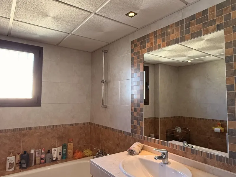 This beautiful independent house offers 4 spacious bedrooms and 3 bathrooms, set on a private plot with its own swimming pool, big garage, combining comfort, privacy, and excellent location.