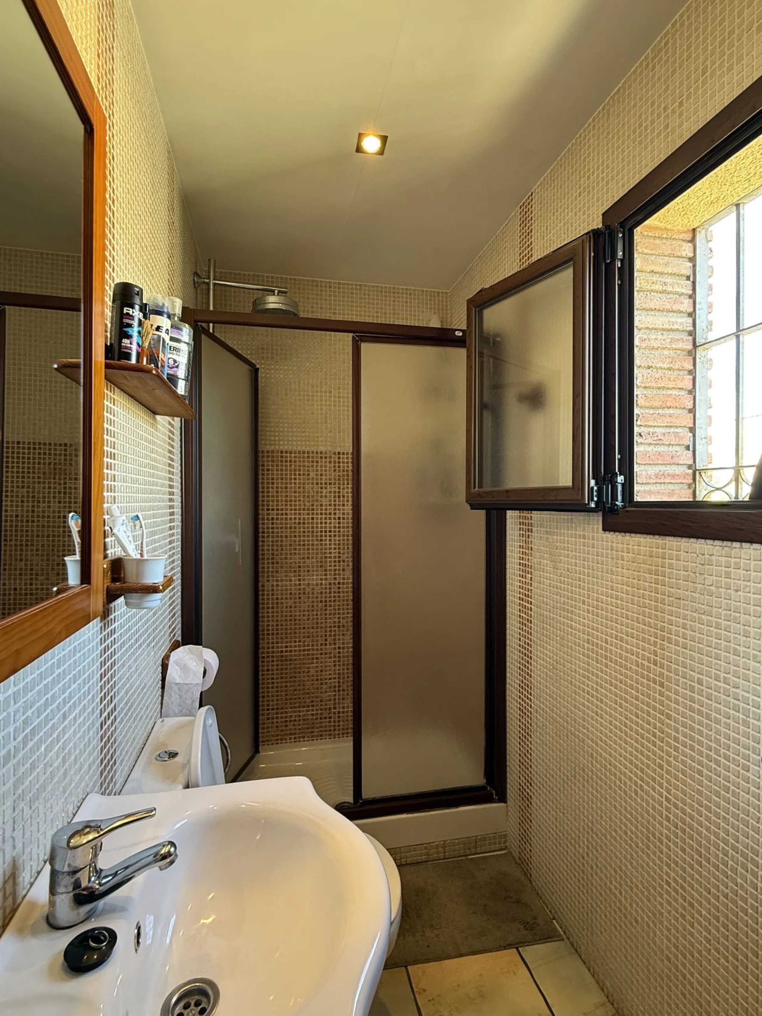 This beautiful independent house offers 4 spacious bedrooms and 3 bathrooms, set on a private plot with its own swimming pool, big garage, combining comfort, privacy, and excellent location.