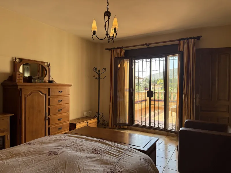 This beautiful independent house offers 4 spacious bedrooms and 3 bathrooms, set on a private plot with its own swimming pool, big garage, combining comfort, privacy, and excellent location.