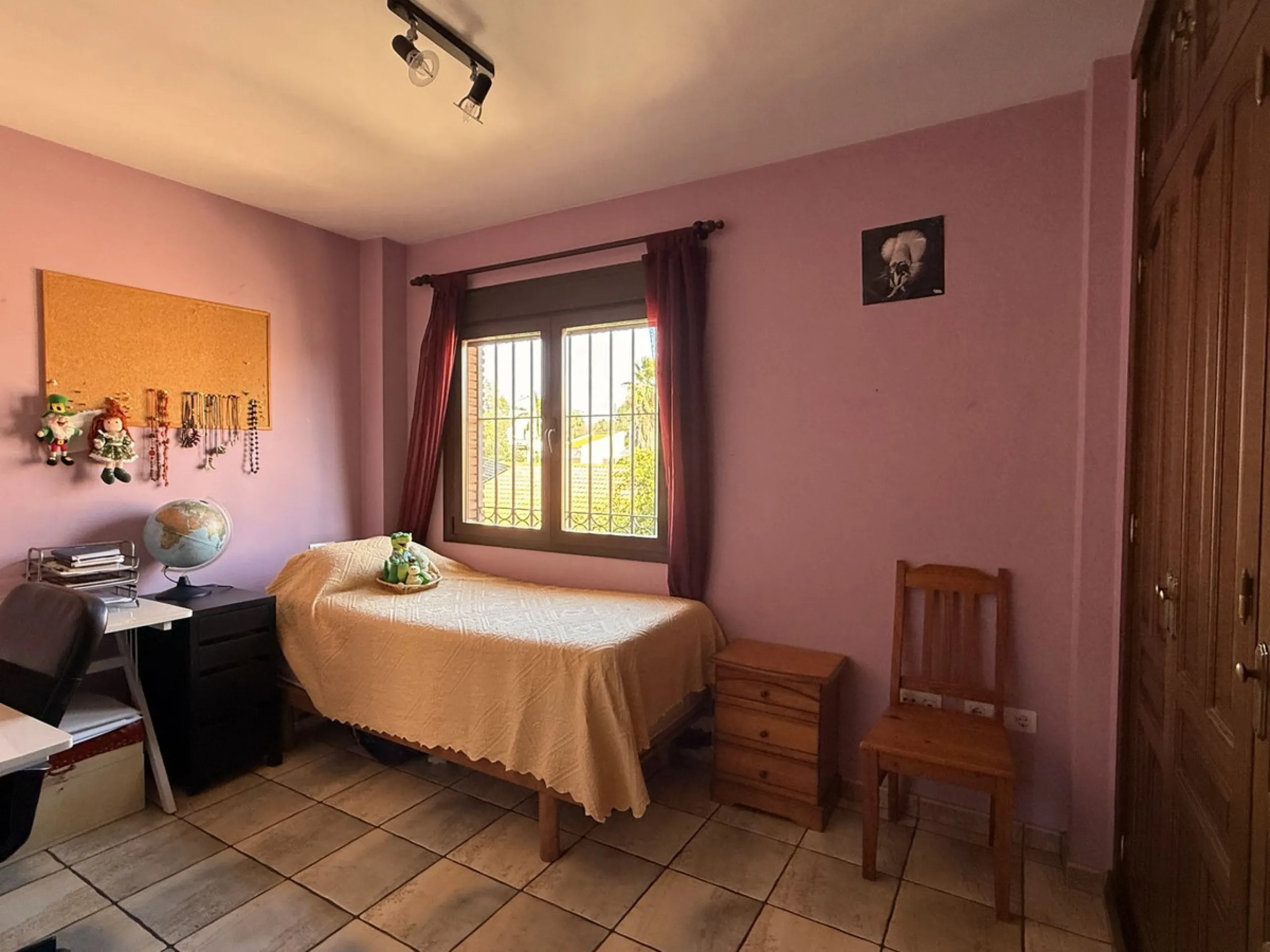 This beautiful independent house offers 4 spacious bedrooms and 3 bathrooms, set on a private plot with its own swimming pool, big garage, combining comfort, privacy, and excellent location.