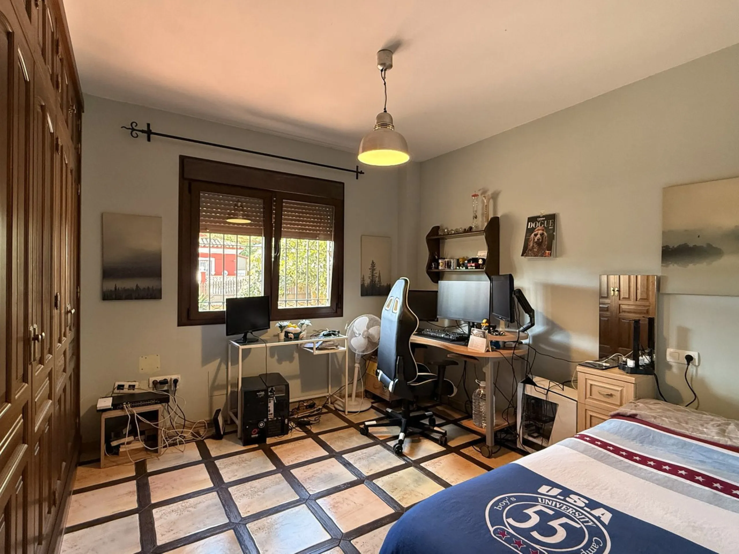 This beautiful independent house offers 4 spacious bedrooms and 3 bathrooms, set on a private plot with its own swimming pool, big garage, combining comfort, privacy, and excellent location.