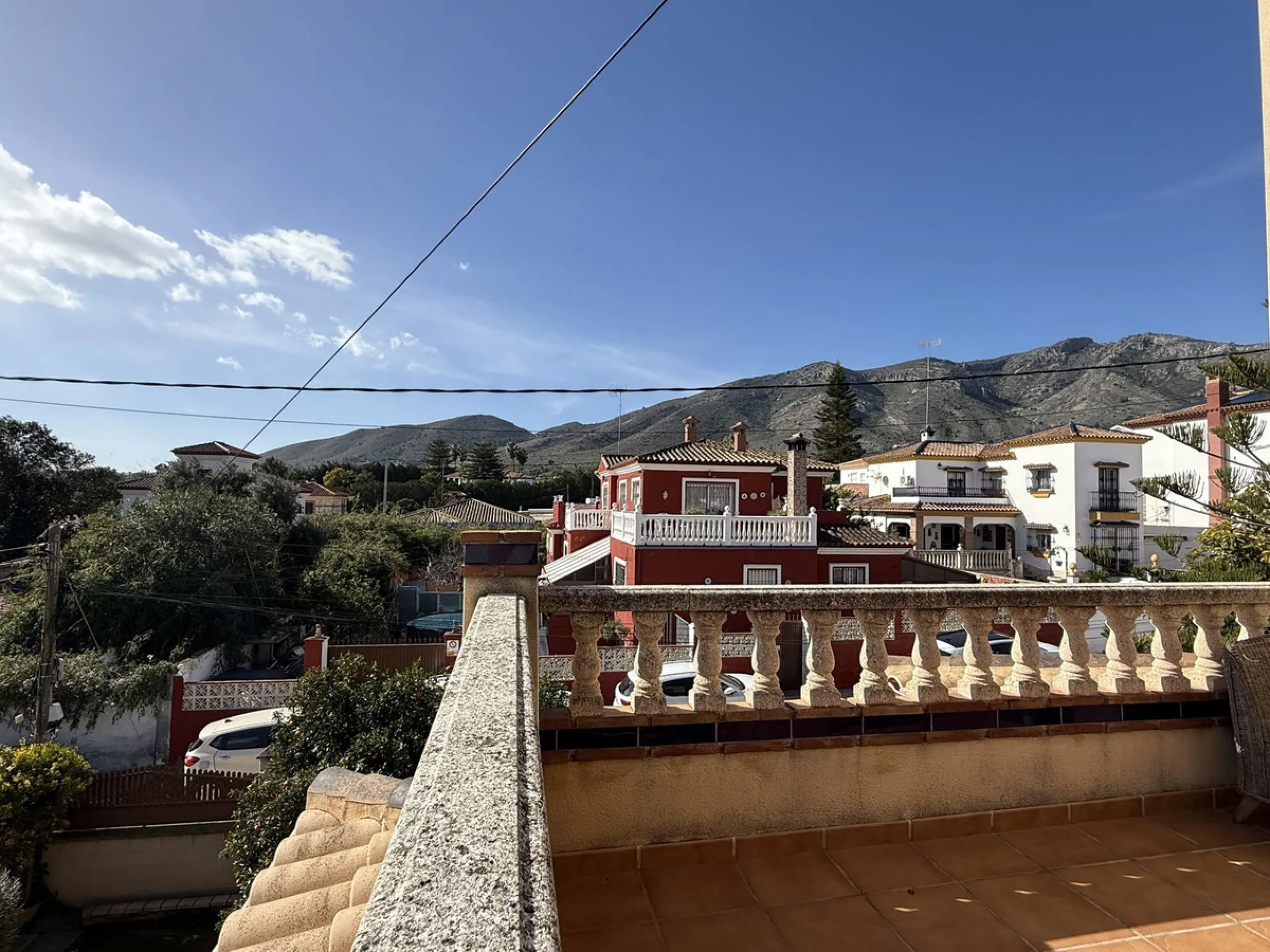 This beautiful independent house offers 4 spacious bedrooms and 3 bathrooms, set on a private plot with its own swimming pool, big garage, combining comfort, privacy, and excellent location.