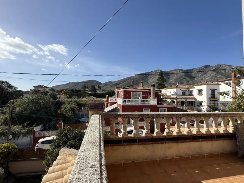 This beautiful independent house offers 4 spacious bedrooms and 3 bathrooms, set on a private plot with its own swimming pool, big garage, combining comfort, privacy, and excellent location.