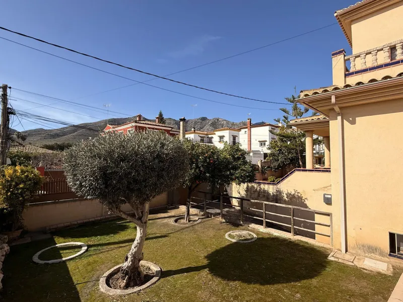This beautiful independent house offers 4 spacious bedrooms and 3 bathrooms, set on a private plot with its own swimming pool, big garage, combining comfort, privacy, and excellent location.