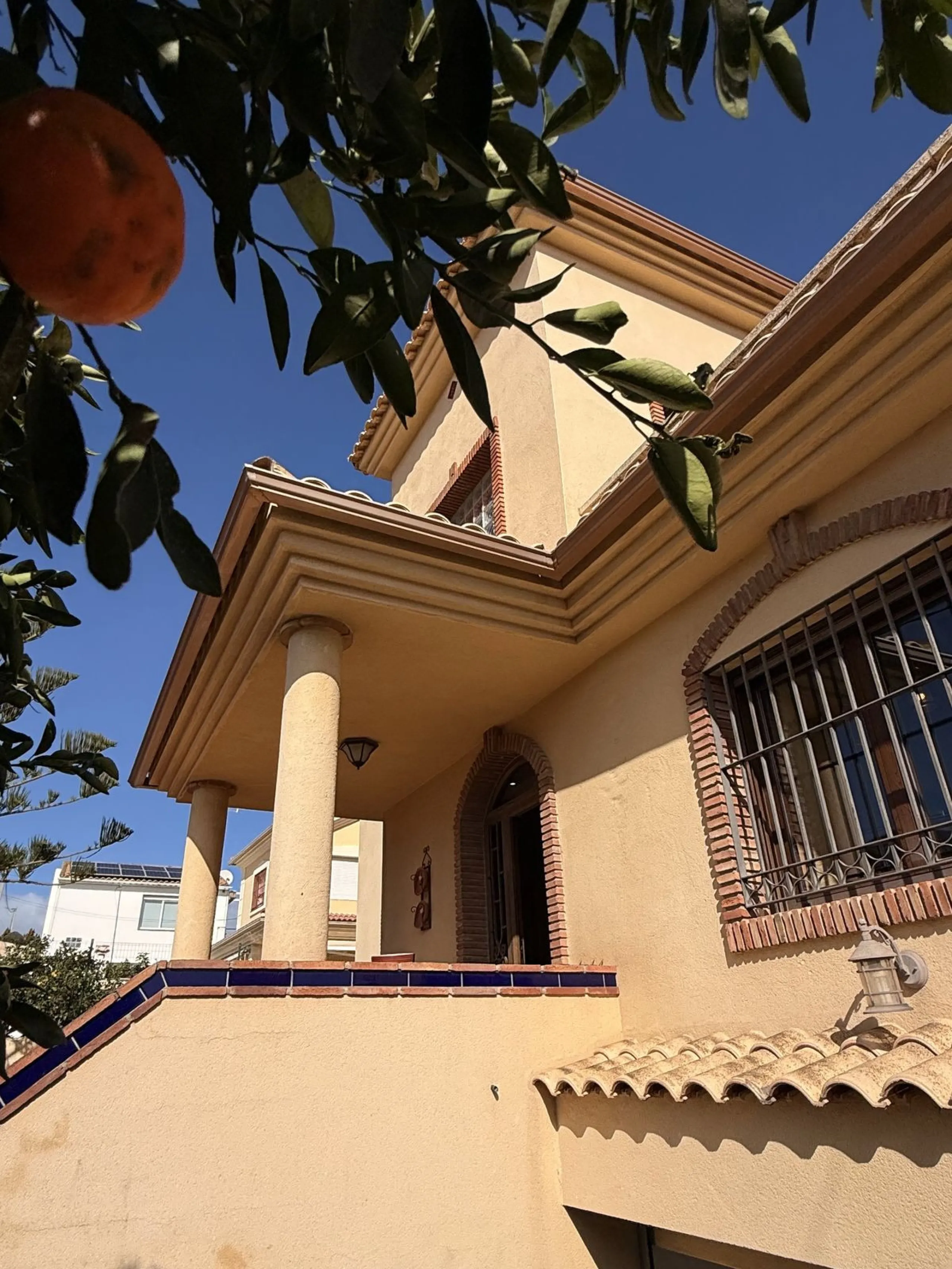This beautiful independent house offers 4 spacious bedrooms and 3 bathrooms, set on a private plot with its own swimming pool, big garage, combining comfort, privacy, and excellent location.