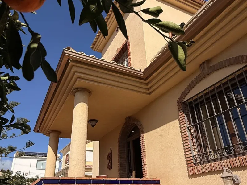 This beautiful independent house offers 4 spacious bedrooms and 3 bathrooms, set on a private plot with its own swimming pool, big garage, combining comfort, privacy, and excellent location.