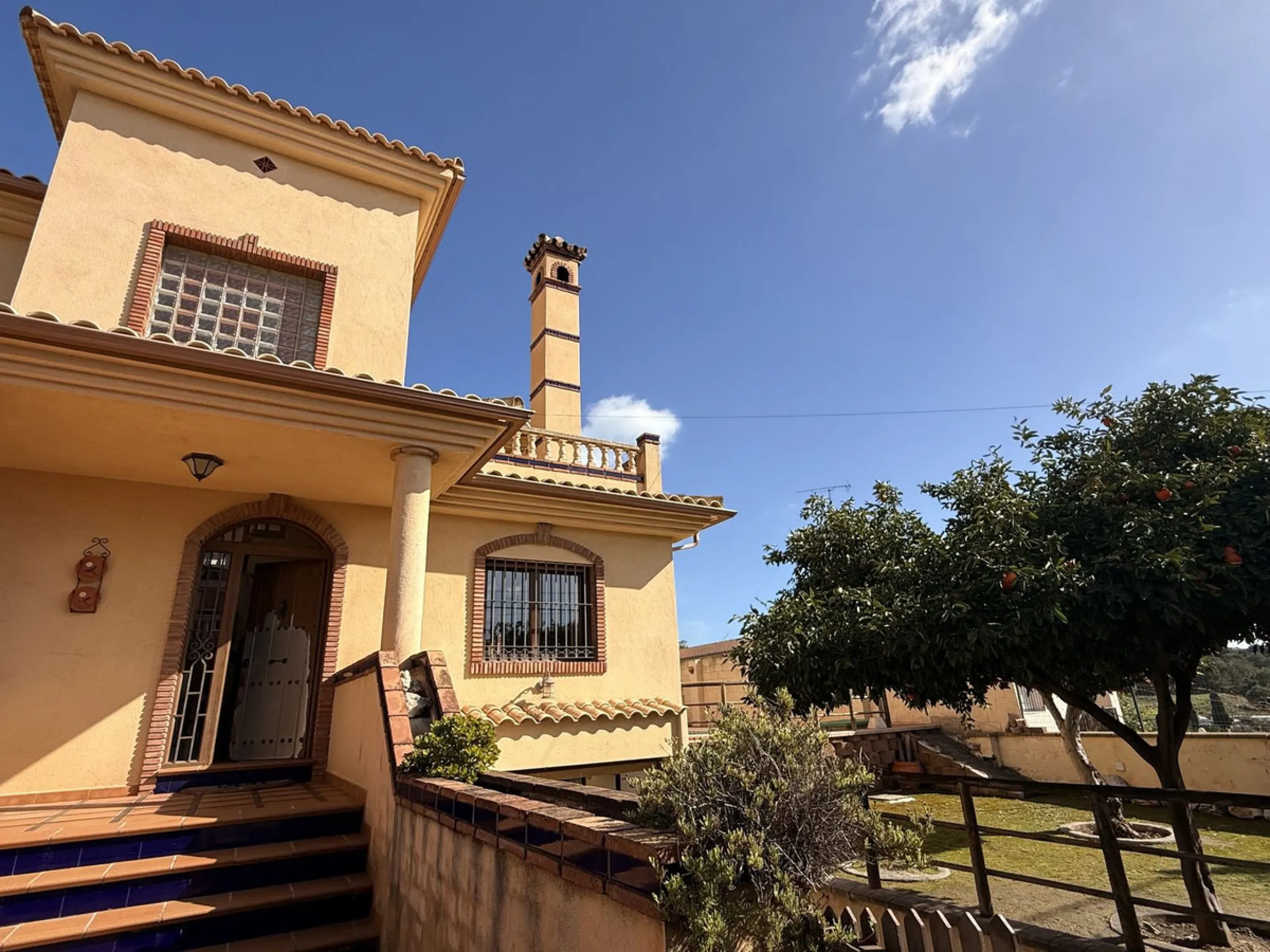 This beautiful independent house offers 4 spacious bedrooms and 3 bathrooms, set on a private plot with its own swimming pool, big garage, combining comfort, privacy, and excellent location.
