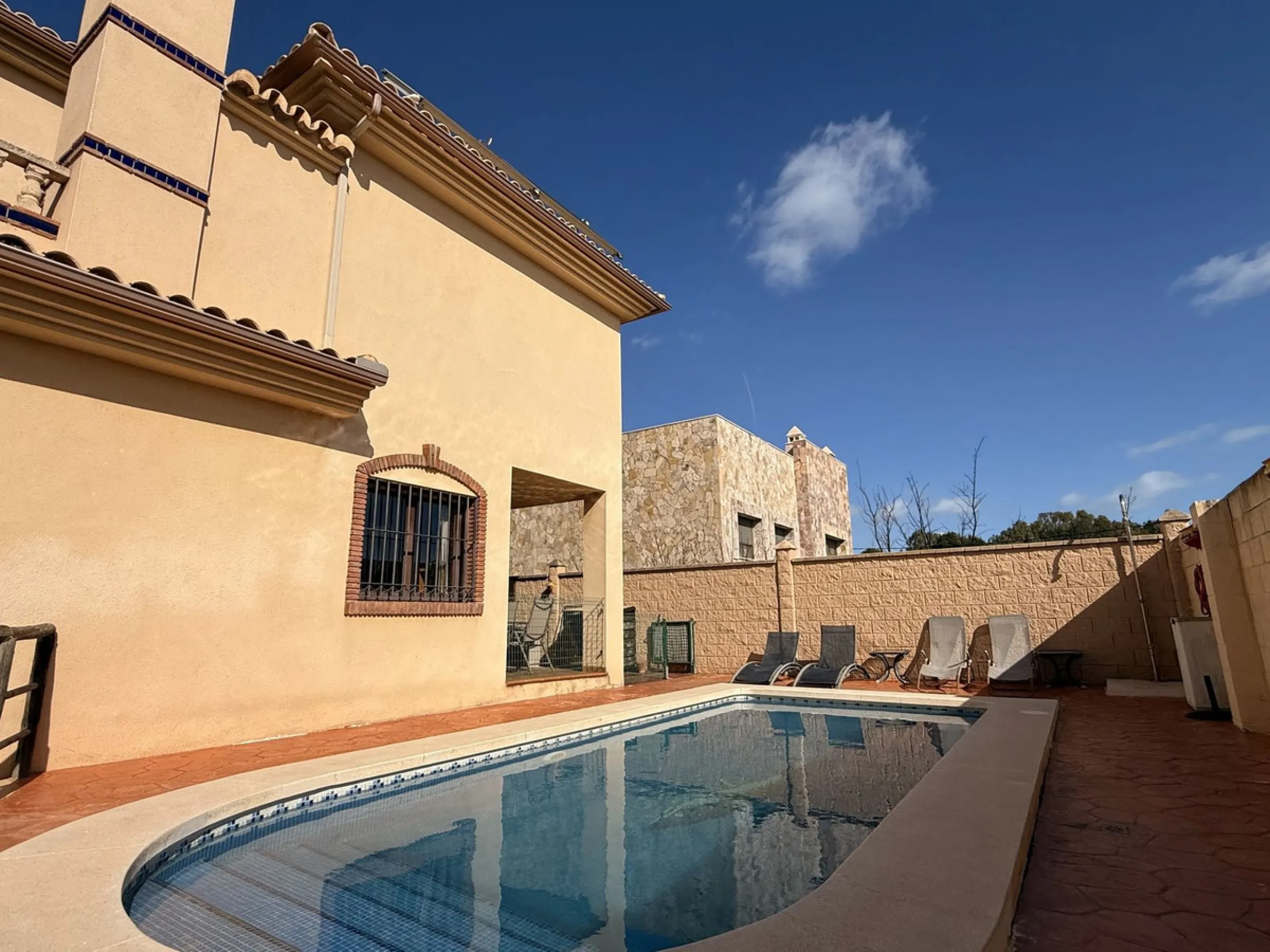 This beautiful independent house offers 4 spacious bedrooms and 3 bathrooms, set on a private plot with its own swimming pool, big garage, combining comfort, privacy, and excellent location.