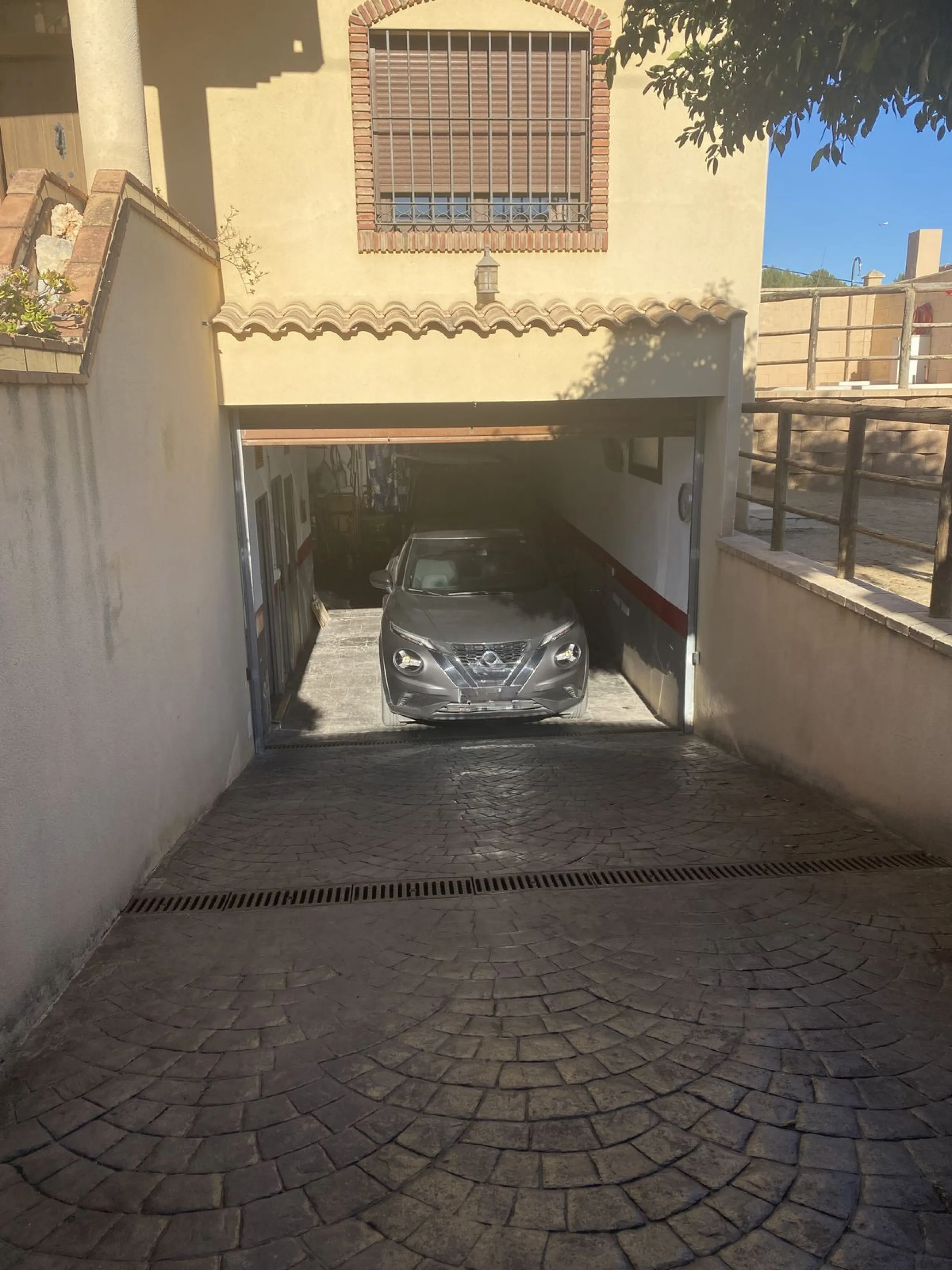 This beautiful independent house offers 4 spacious bedrooms and 3 bathrooms, set on a private plot with its own swimming pool, big garage, combining comfort, privacy, and excellent location.