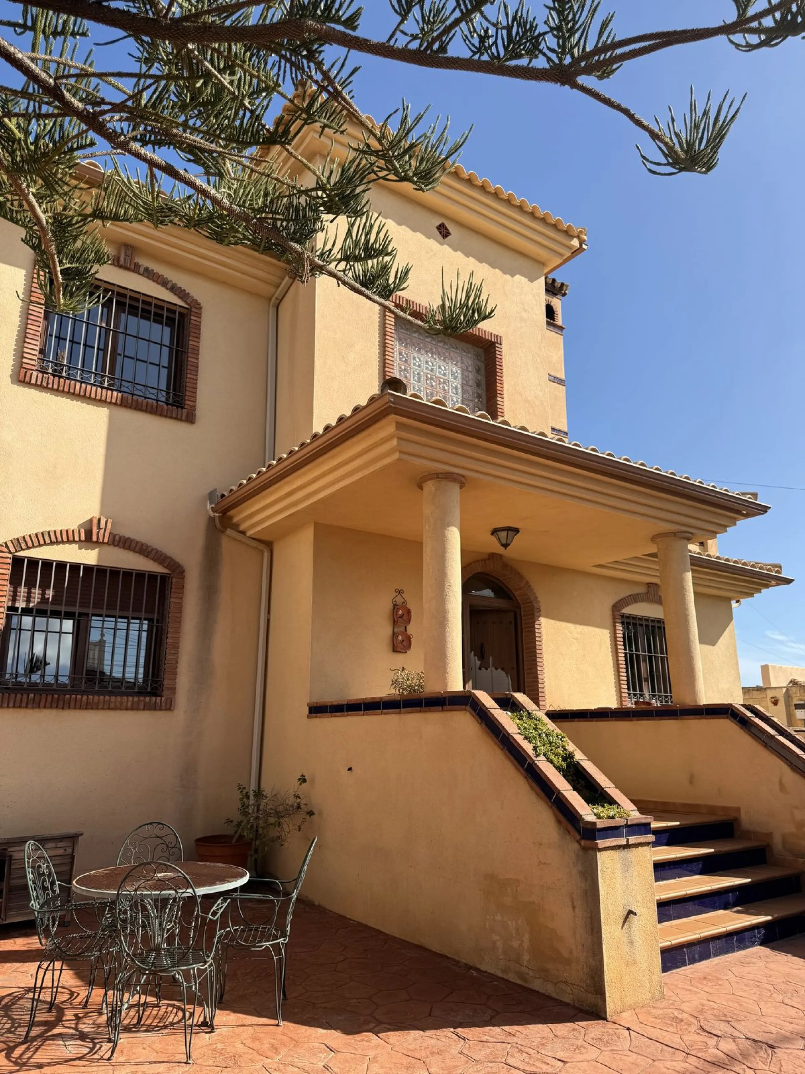 This beautiful independent house offers 4 spacious bedrooms and 3 bathrooms, set on a private plot with its own swimming pool, big garage, combining comfort, privacy, and excellent location.