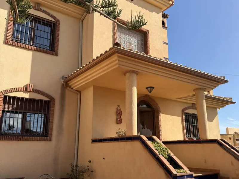This beautiful independent house offers 4 spacious bedrooms and 3 bathrooms, set on a private plot with its own swimming pool, big garage, combining comfort, privacy, and excellent location.