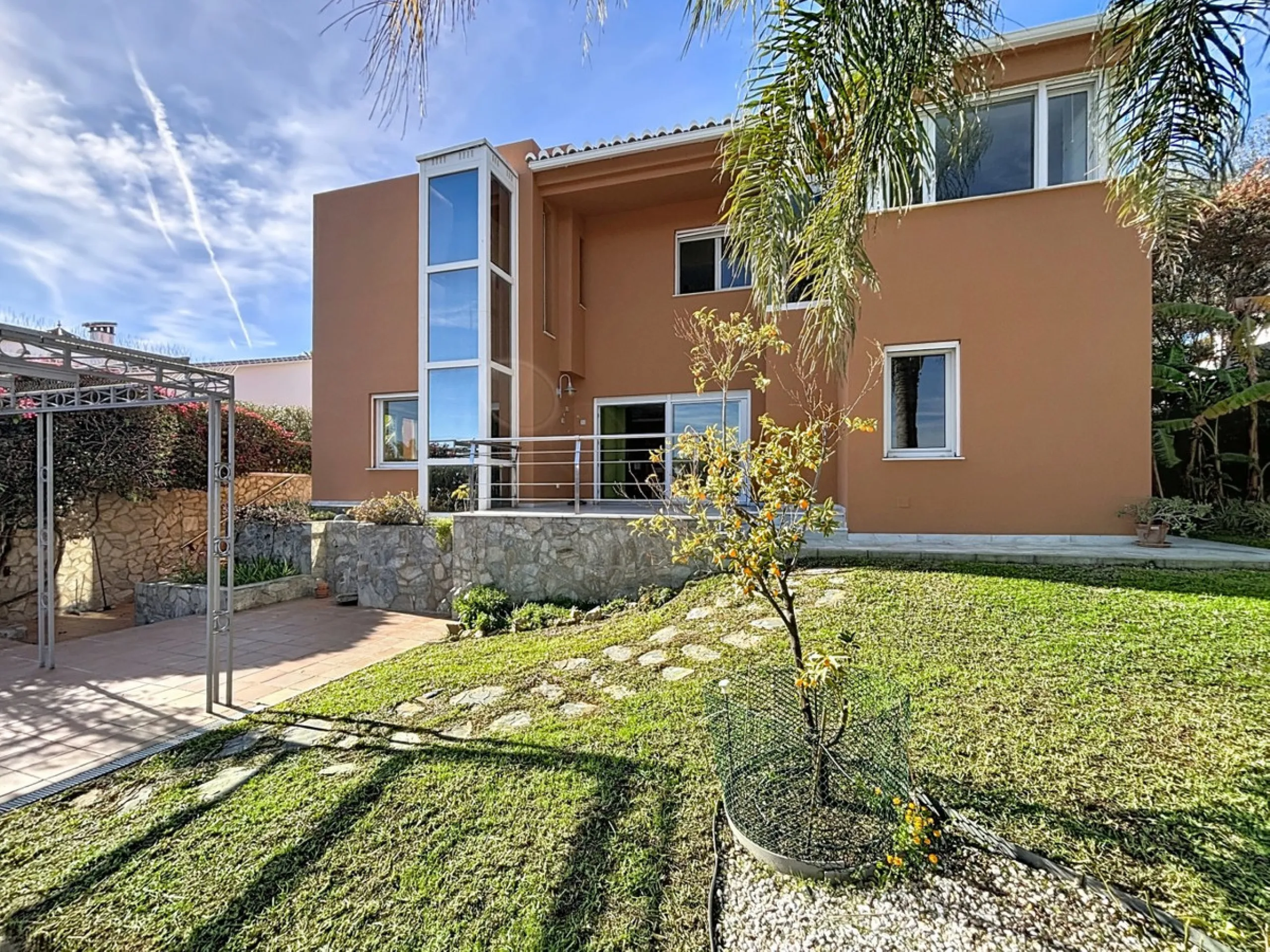 Discover your corner of paradise in this captivating three-bedroom, three-bathroom home, located in the sought-after El Capitan Urbanization. Distributed over two floors, this property perfectly combines modern comfort with the relaxed elegance of the Spa