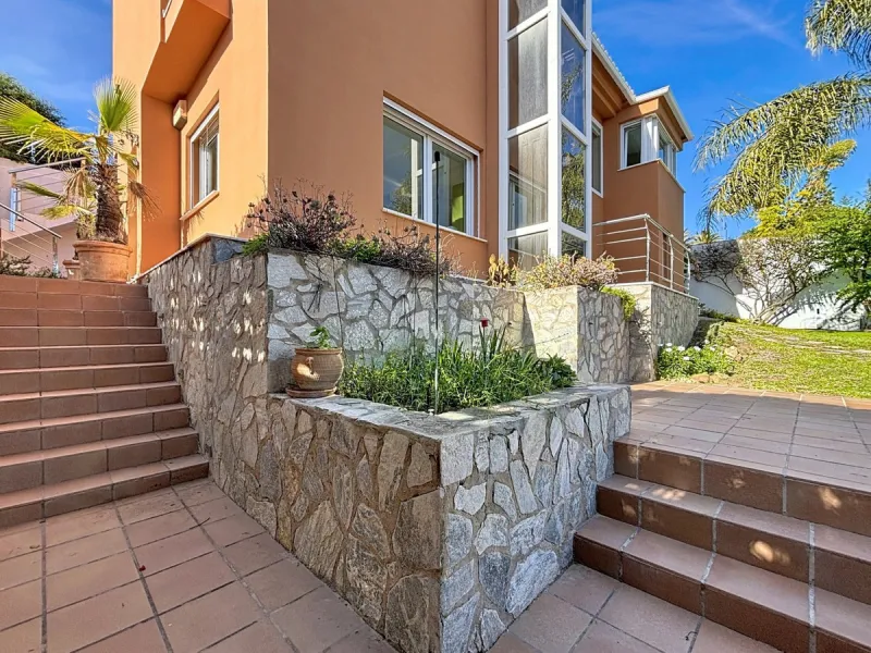 Discover your corner of paradise in this captivating three-bedroom, three-bathroom home, located in the sought-after El Capitan Urbanization. Distributed over two floors, this property perfectly combines modern comfort with the relaxed elegance of the Spa