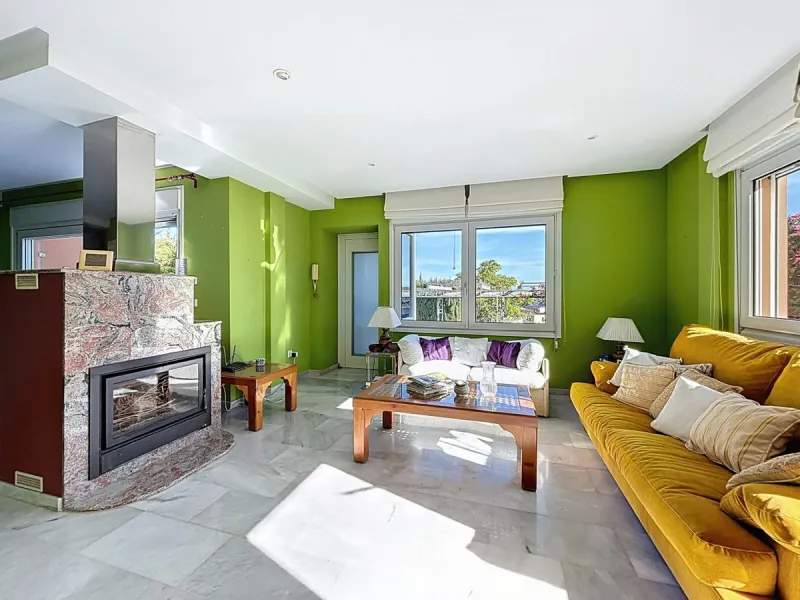Discover your corner of paradise in this captivating three-bedroom, three-bathroom home, located in the sought-after El Capitan Urbanization. Distributed over two floors, this property perfectly combines modern comfort with the relaxed elegance of the Spa