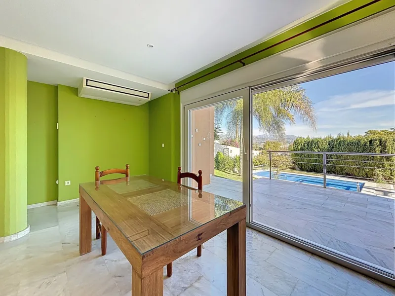Discover your corner of paradise in this captivating three-bedroom, three-bathroom home, located in the sought-after El Capitan Urbanization. Distributed over two floors, this property perfectly combines modern comfort with the relaxed elegance of the Spa