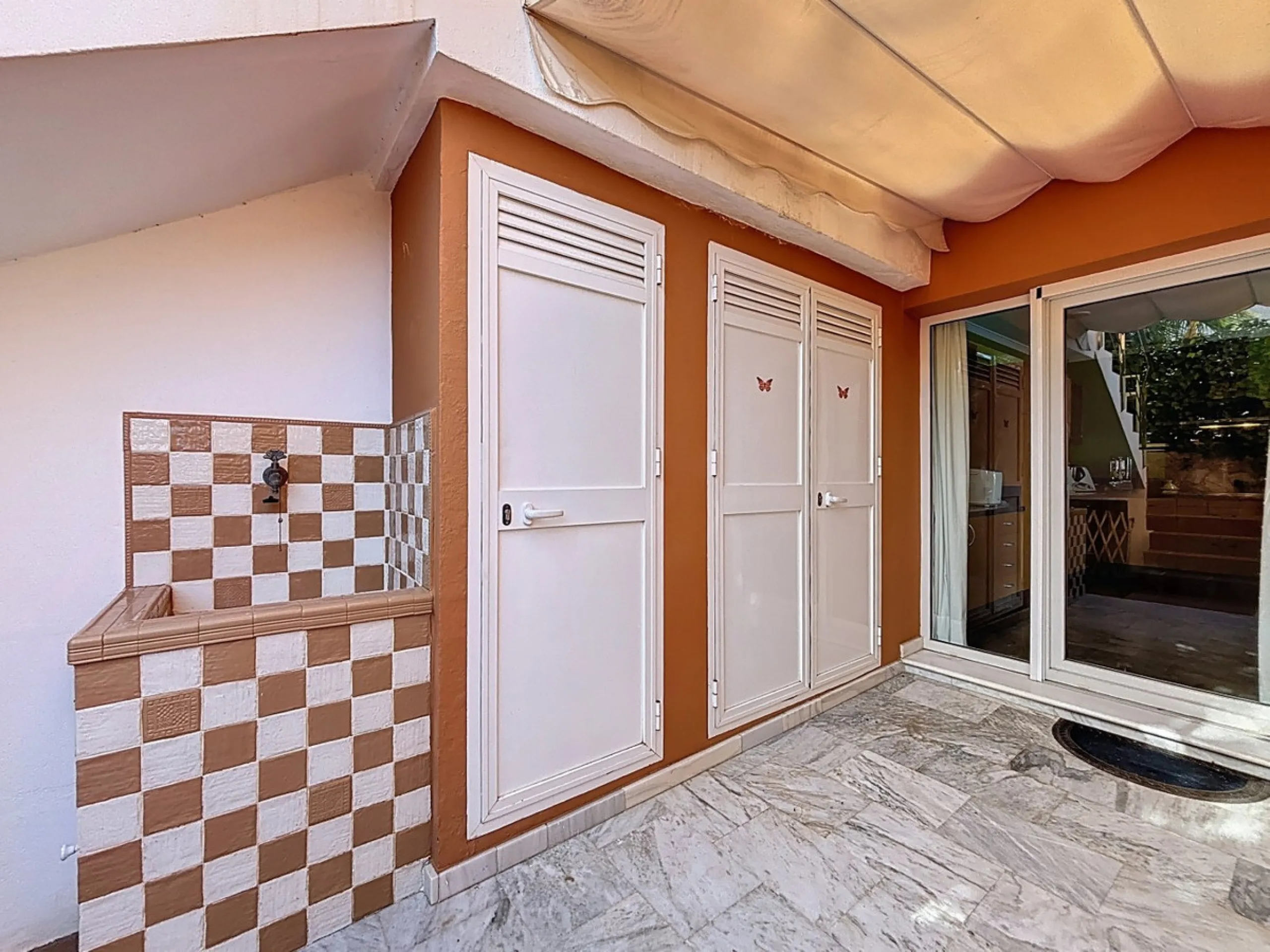 Discover your corner of paradise in this captivating three-bedroom, three-bathroom home, located in the sought-after El Capitan Urbanization. Distributed over two floors, this property perfectly combines modern comfort with the relaxed elegance of the Spa