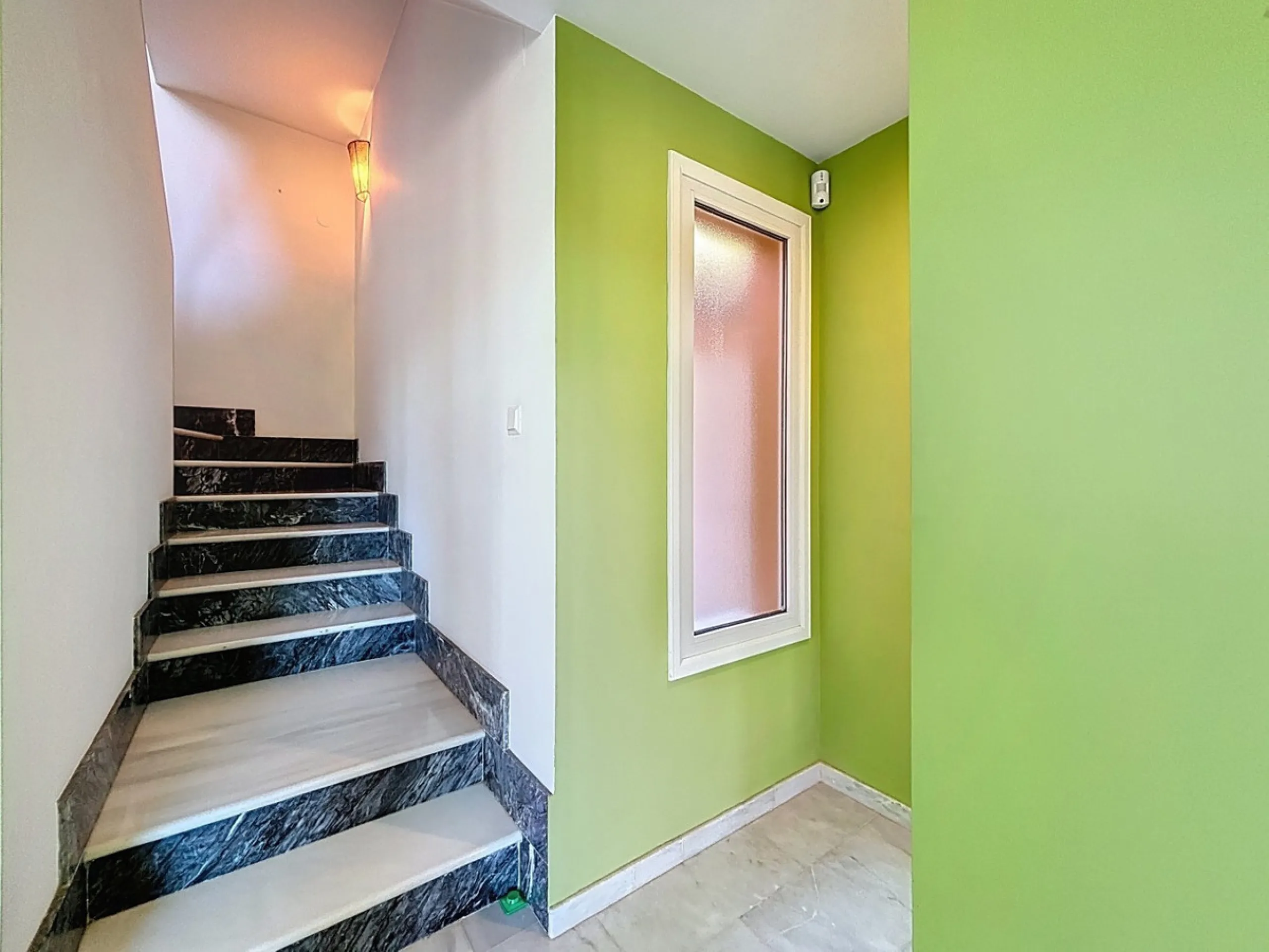 Discover your corner of paradise in this captivating three-bedroom, three-bathroom home, located in the sought-after El Capitan Urbanization. Distributed over two floors, this property perfectly combines modern comfort with the relaxed elegance of the Spa