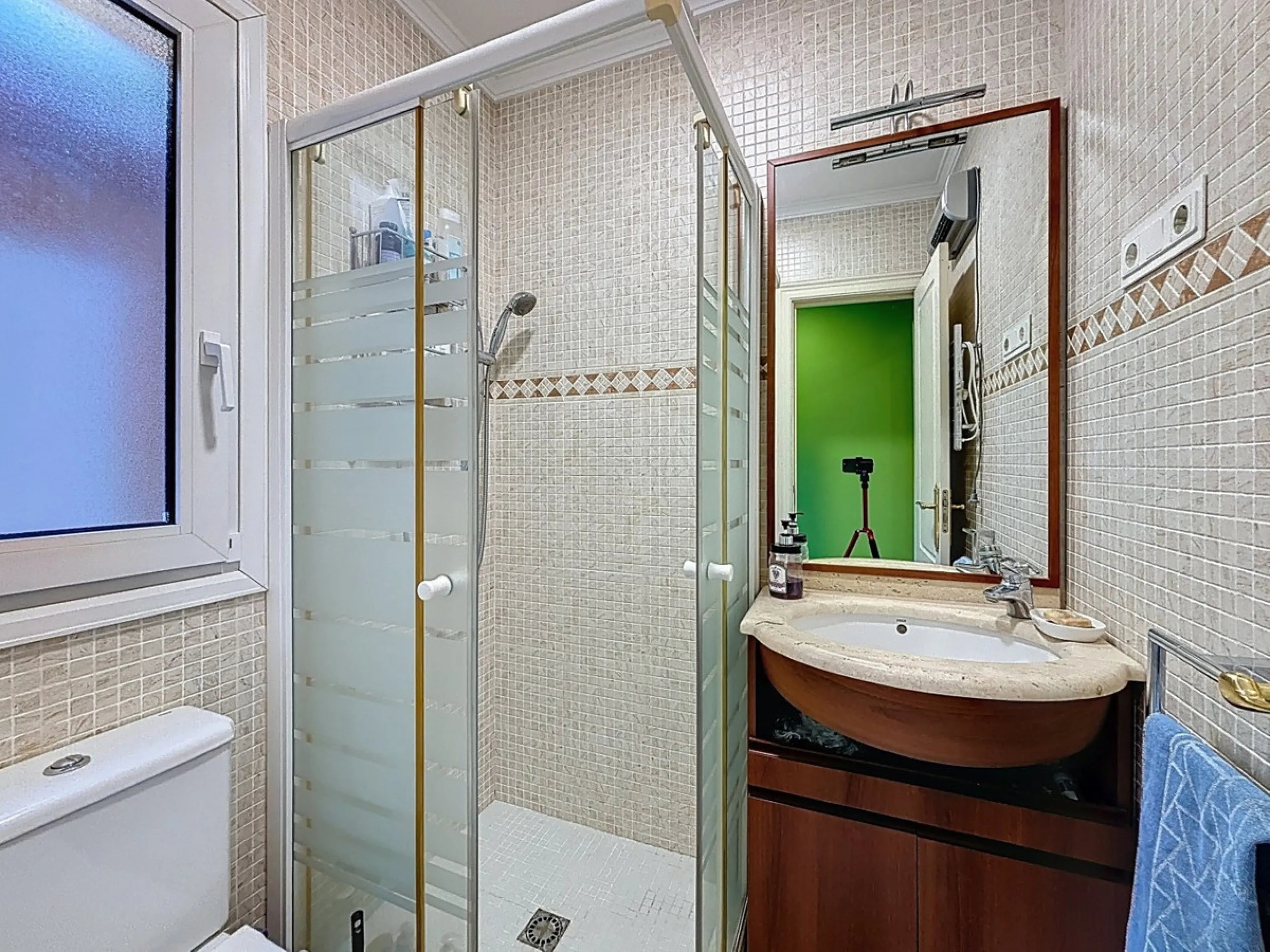 Discover your corner of paradise in this captivating three-bedroom, three-bathroom home, located in the sought-after El Capitan Urbanization. Distributed over two floors, this property perfectly combines modern comfort with the relaxed elegance of the Spa